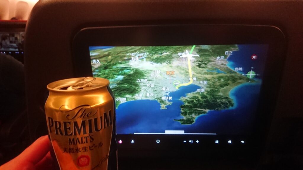 飛行機の機内の缶ビール