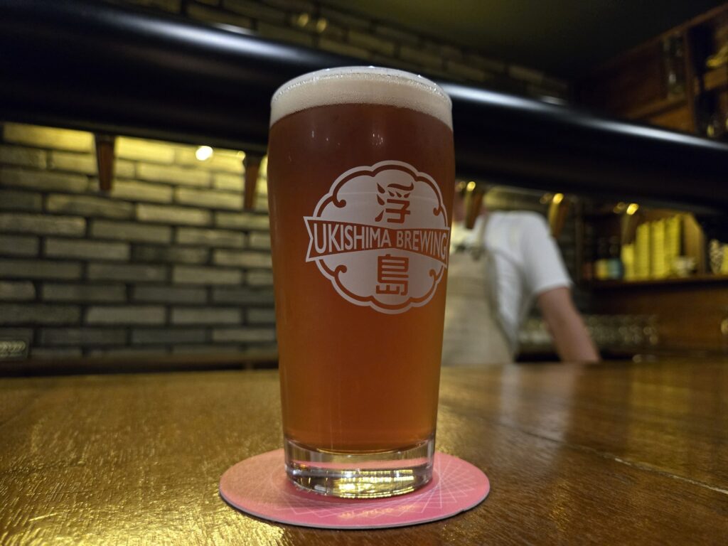 浮島ブルーイングのグラスに注がれたビール