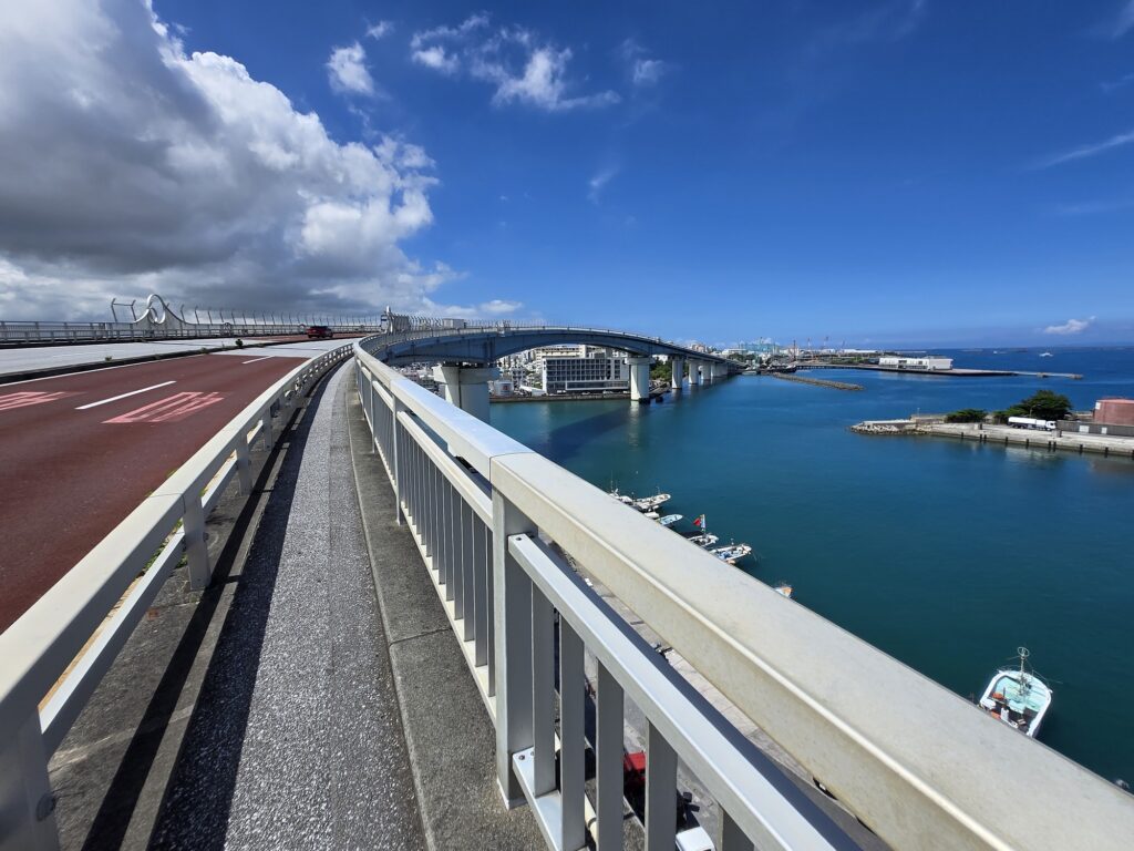 泊大橋と海の景色