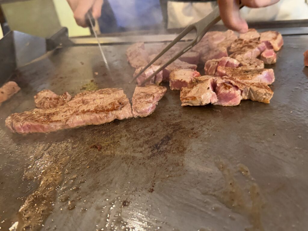 鉄板焼きのステーキ