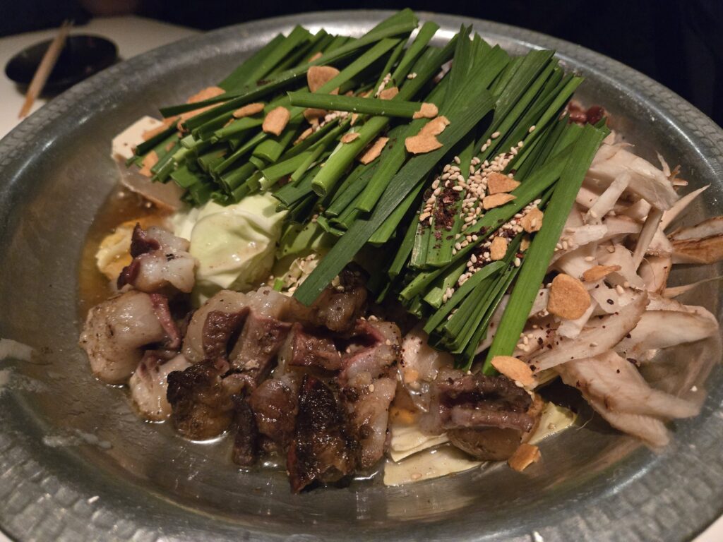 西麻布 吾空の炙りもつ鍋（名物料理）