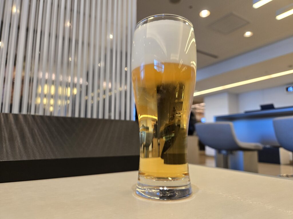 羽田空港のANAラウンジのビール