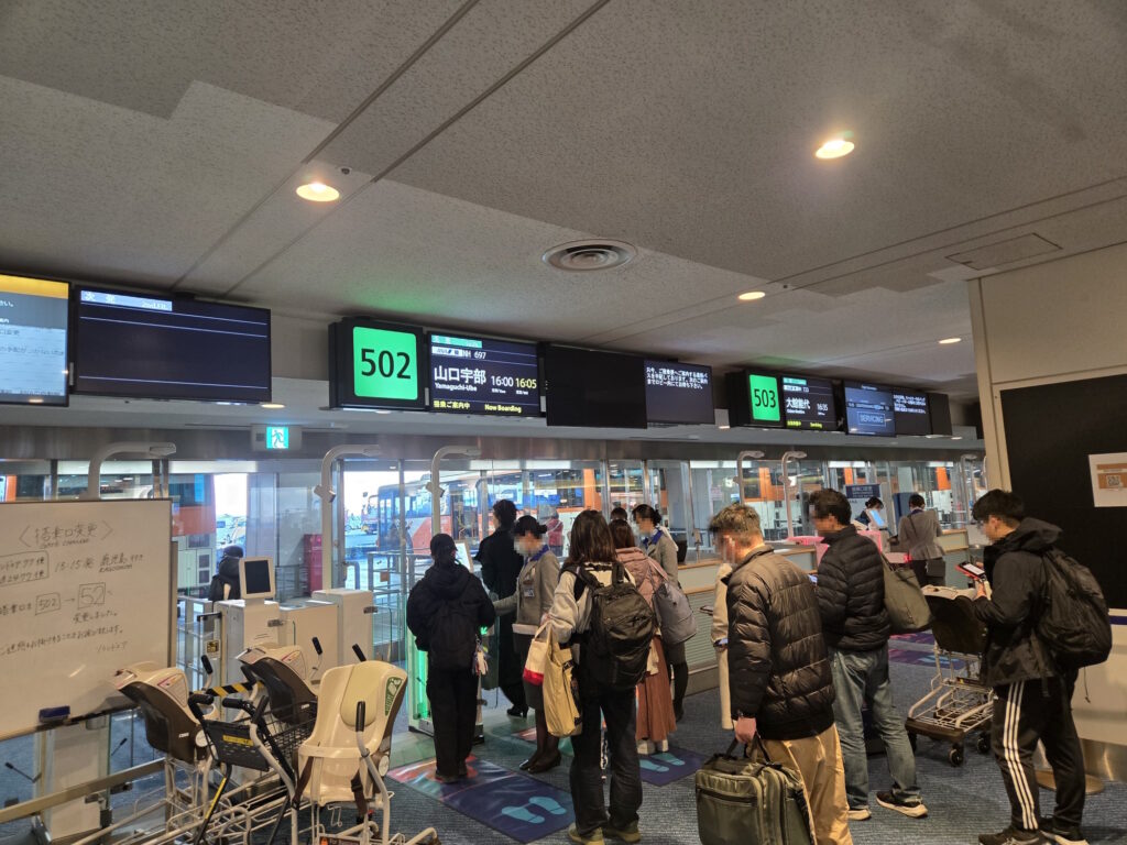 羽田空港の502番搭乗口（バス乗り場）