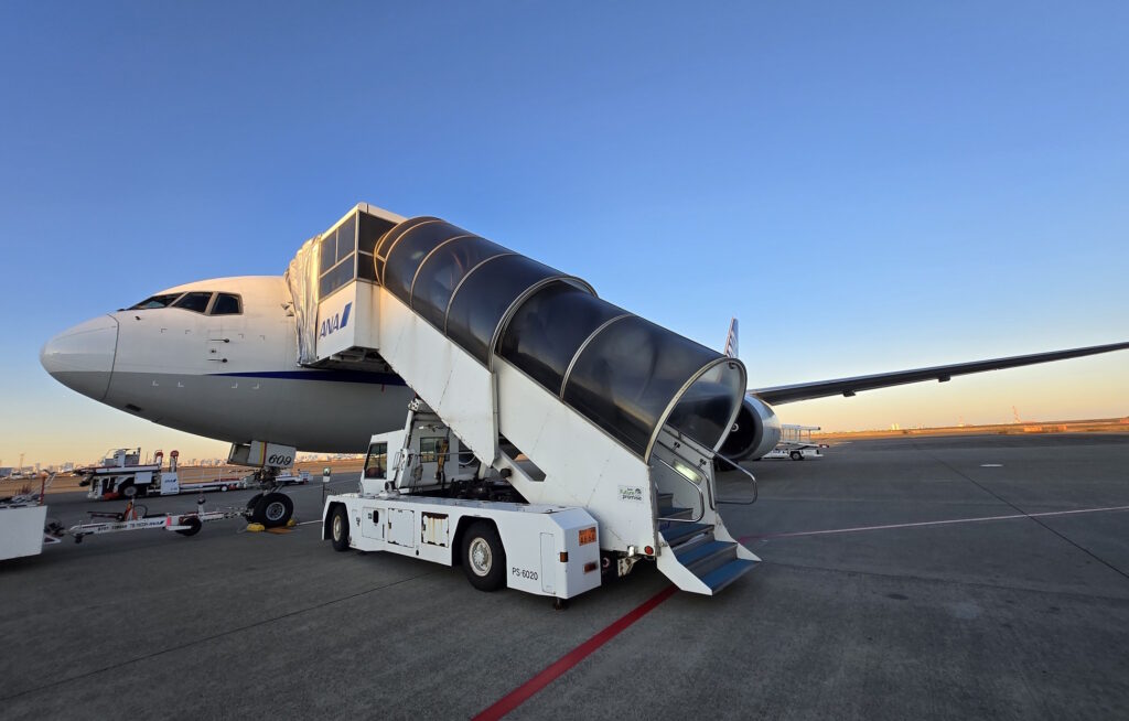 羽田空港で沖止めされたBoeing767-300