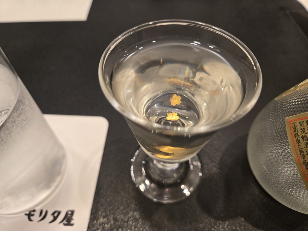 特製ゴールド加茂鶴(大吟醸)の金箔のサクラ