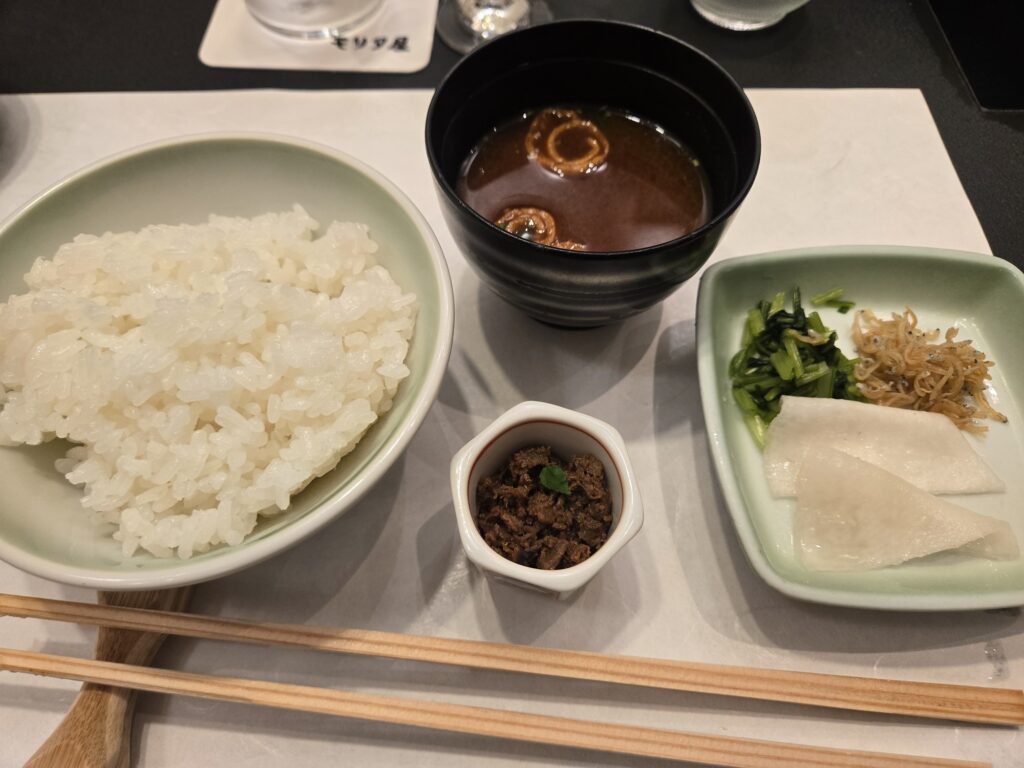 お食事(ご飯、赤出汁、肉そぼろ、お漬物)