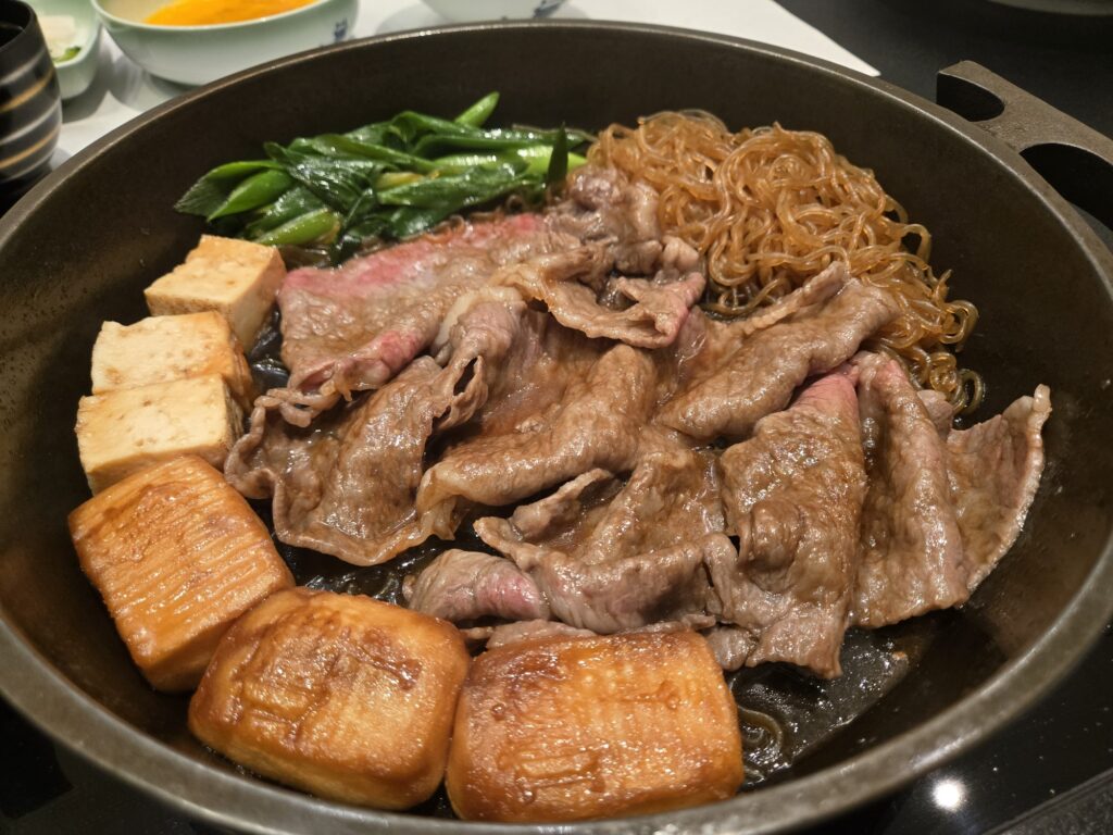 九条ネギや生麩などの入った京都風すき焼き