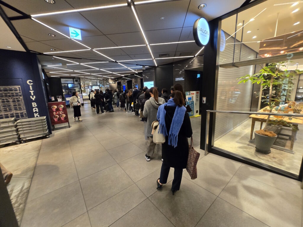 「根室花まる 銀座店」の開店前の行列（地下）