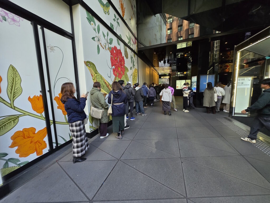 「根室花まる 銀座店」の開店前の行列（地上）