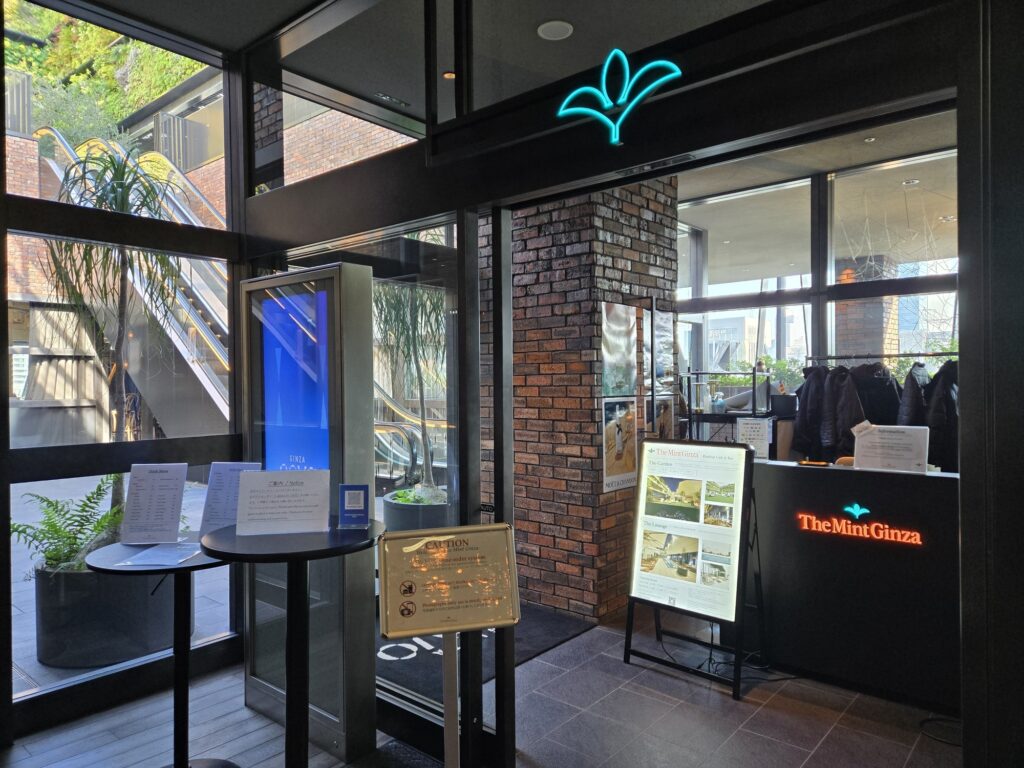 銀座NOVOの屋上にある「The Mint Ginza（ザ ミント ギンザ）」の入口