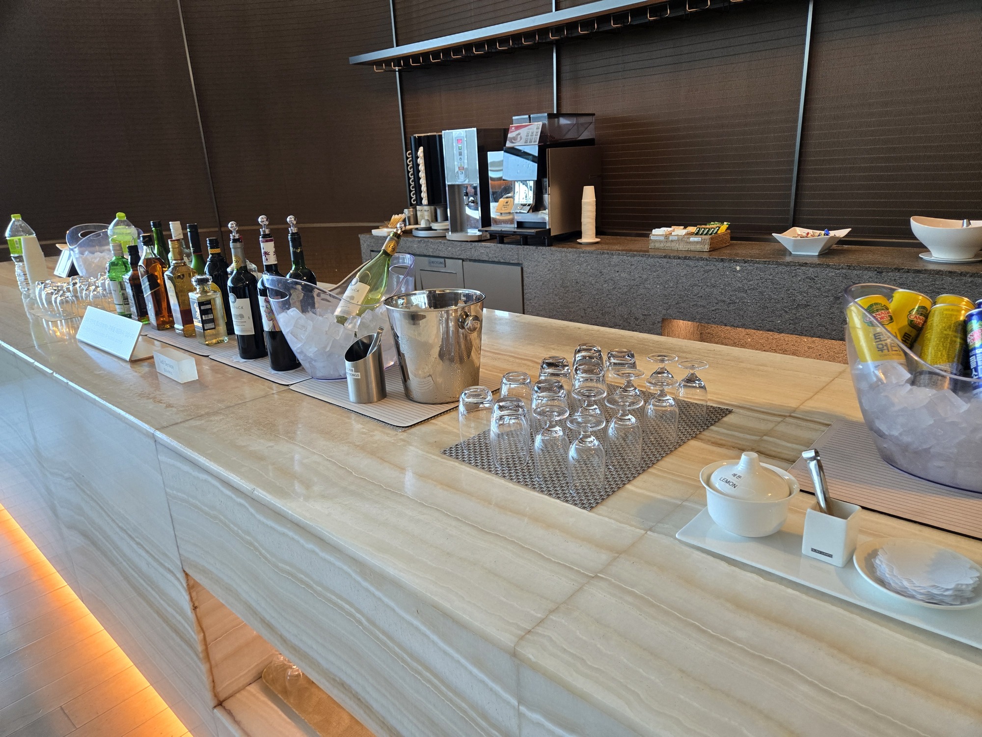 ラウンジのアルコールドリンク。