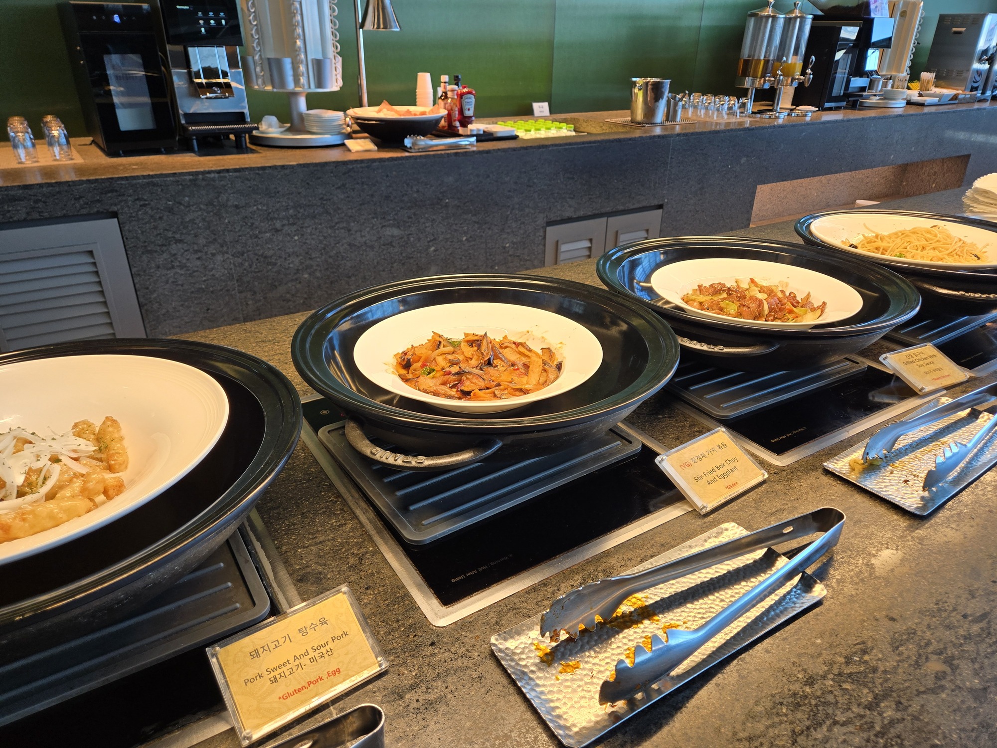 ラウンジの食事。