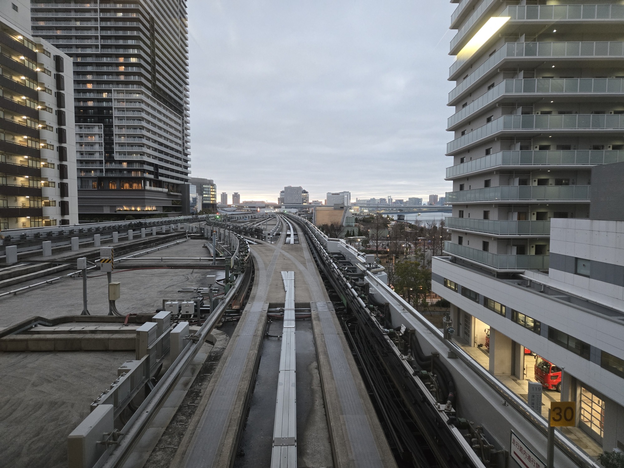 ゆりかもめの先頭車両からの景色