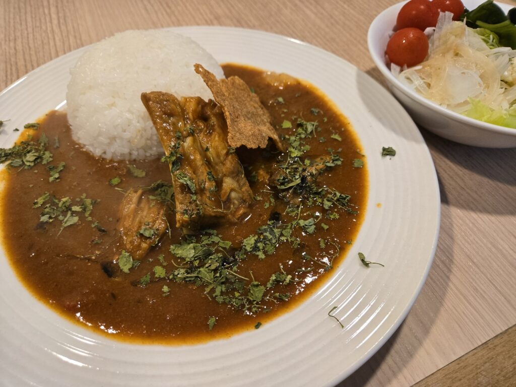 cafe & dining Jimbocho ポークスペアリブの薬膳カレー