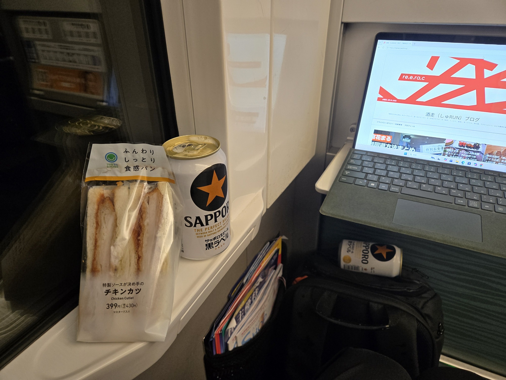 電車内のチキンカツサンドとビール