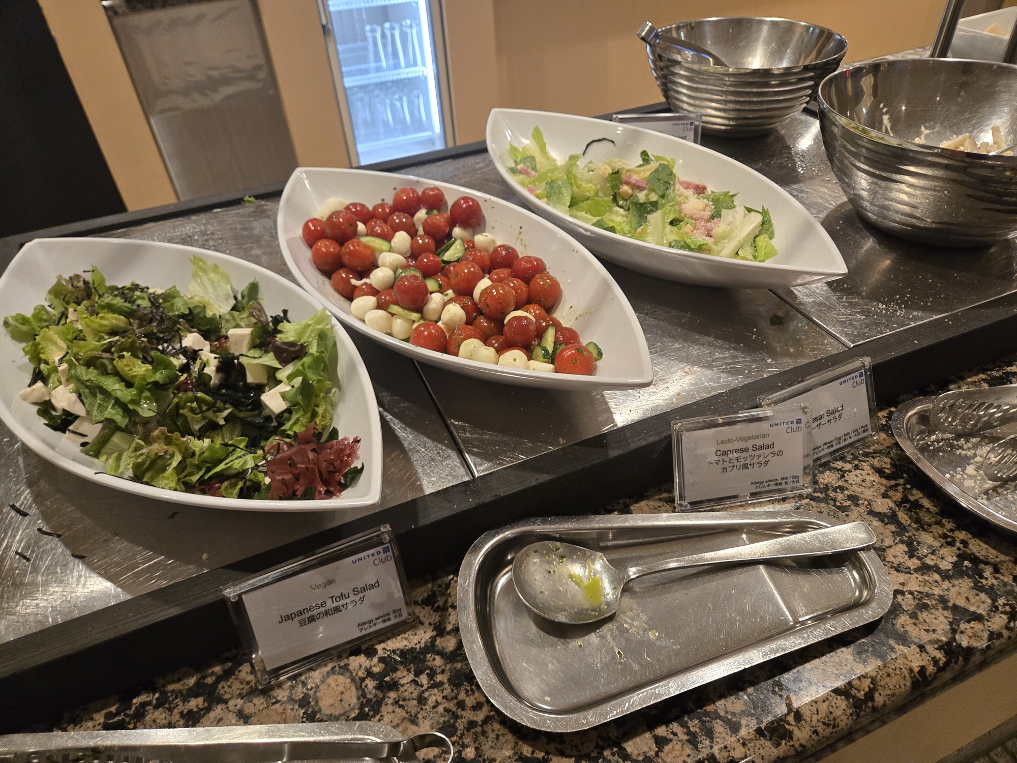 ラウンジのサラダバーと新鮮な野菜