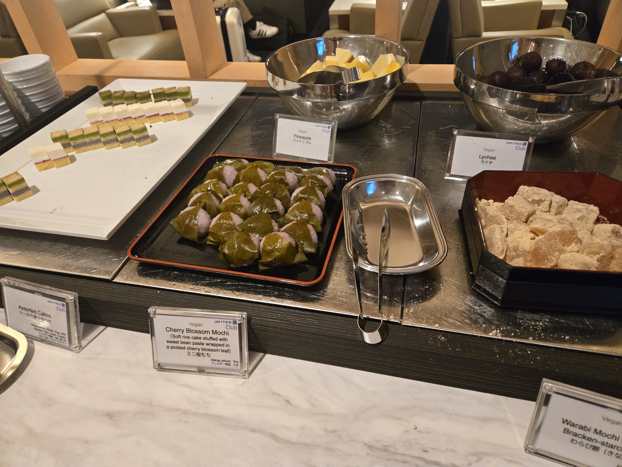 桜餅とわらび餅などの和菓子