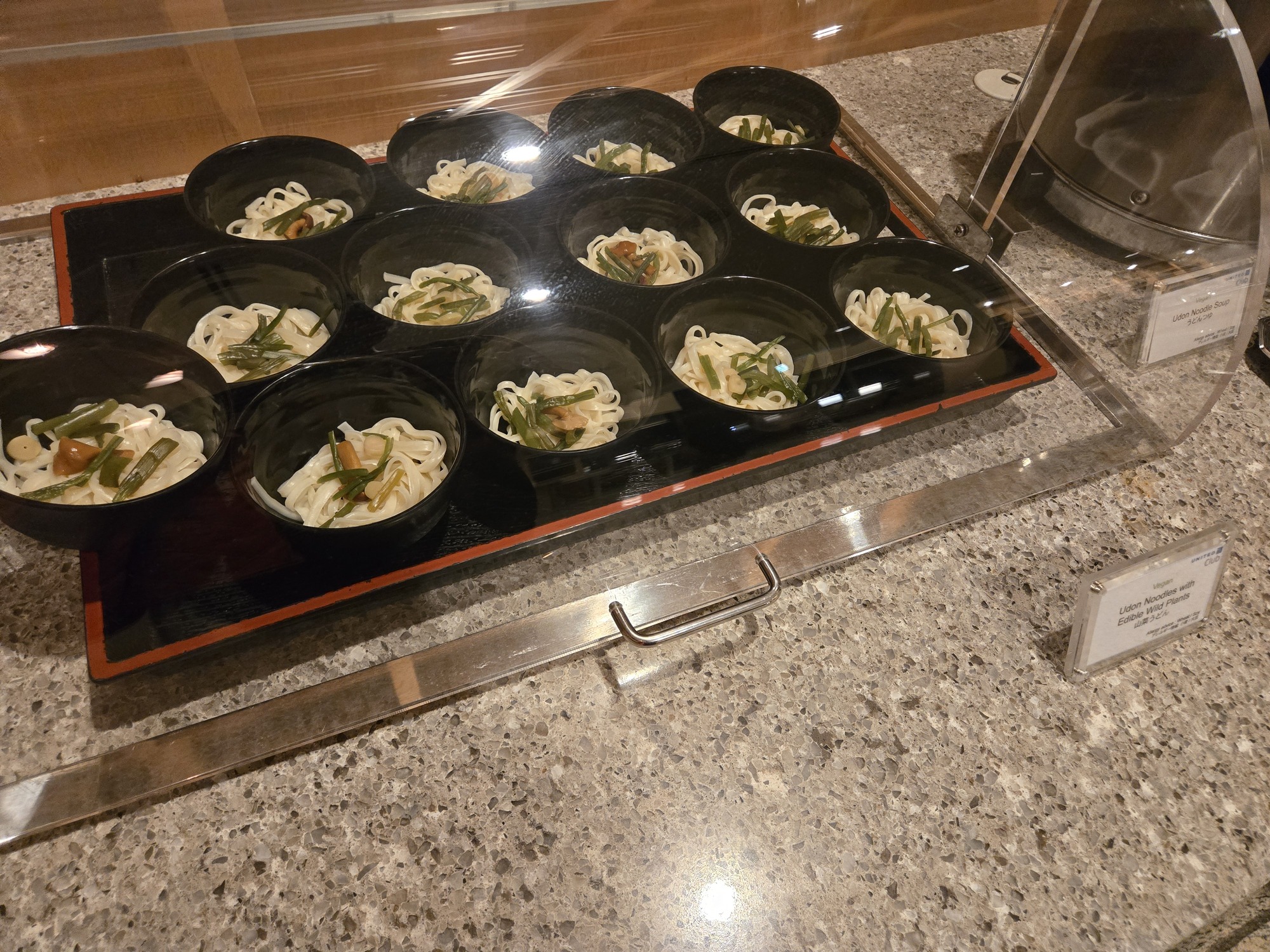 ラウンジで提供されるうどん