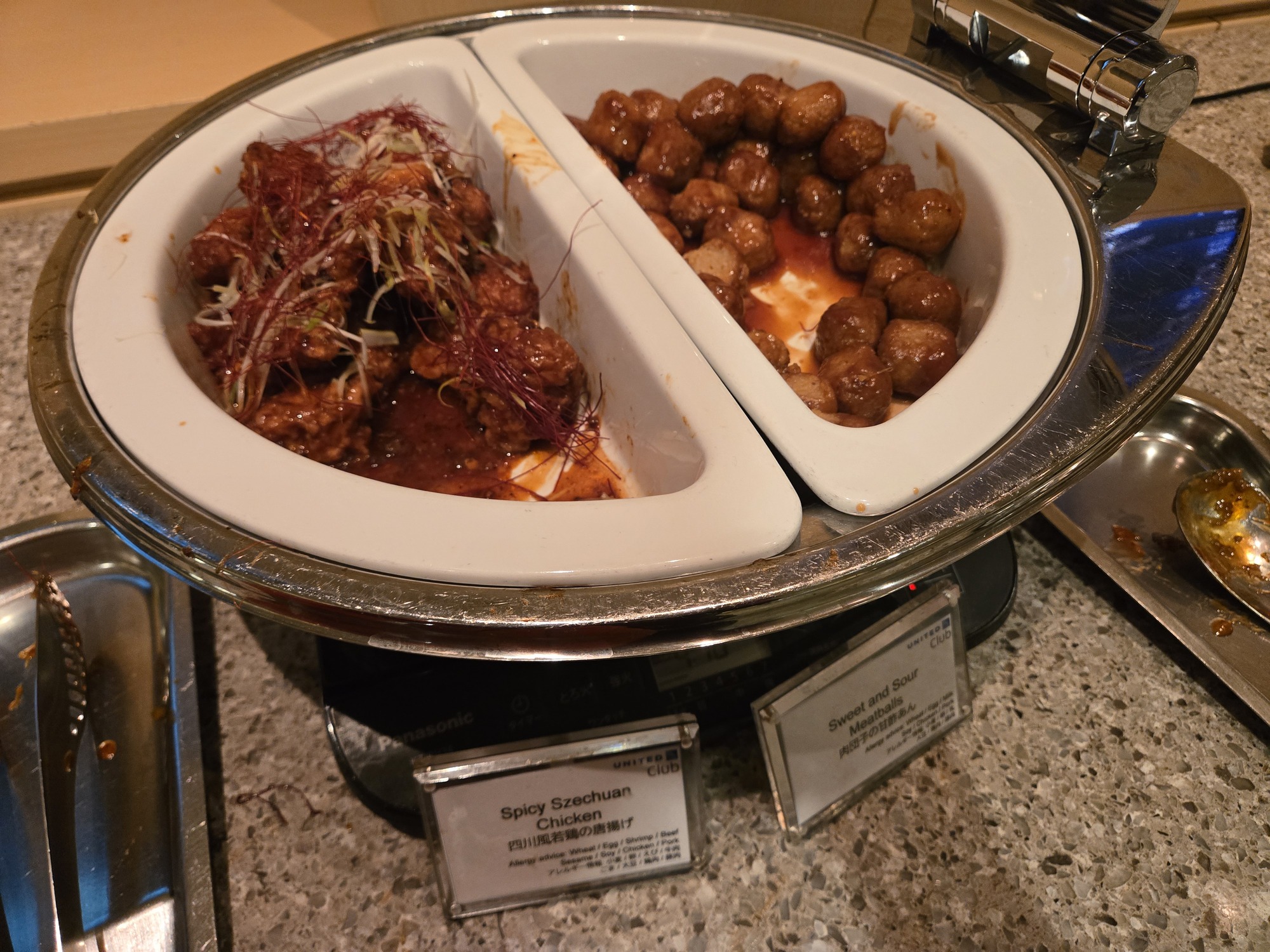 四川風チキンと肉団子の料理