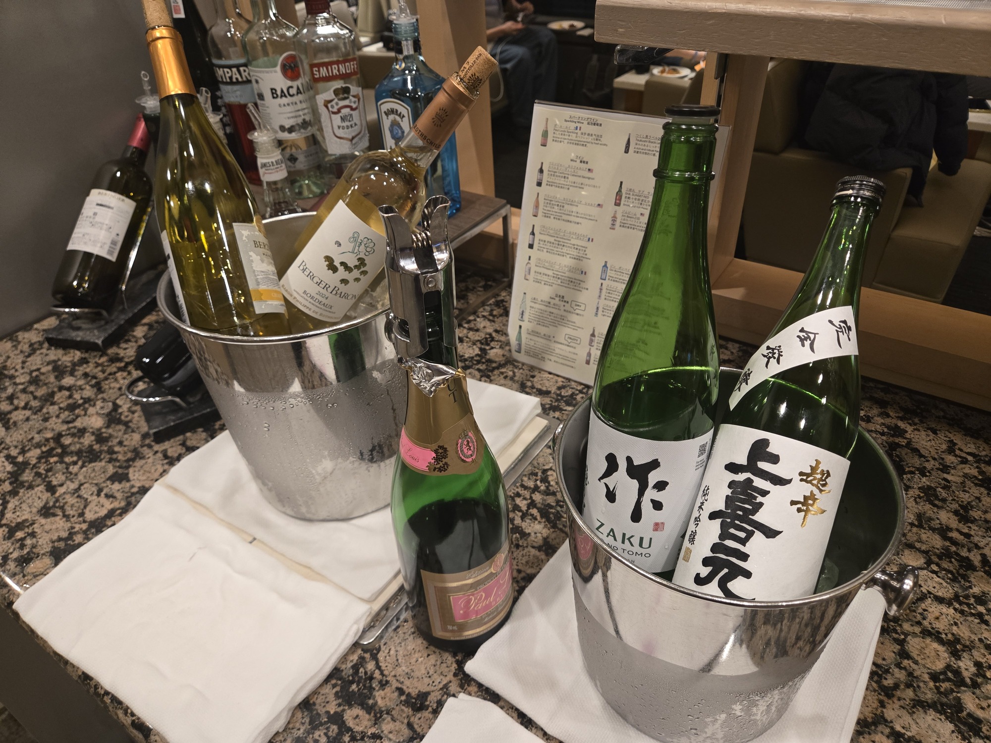 ラウンジのワインと日本酒