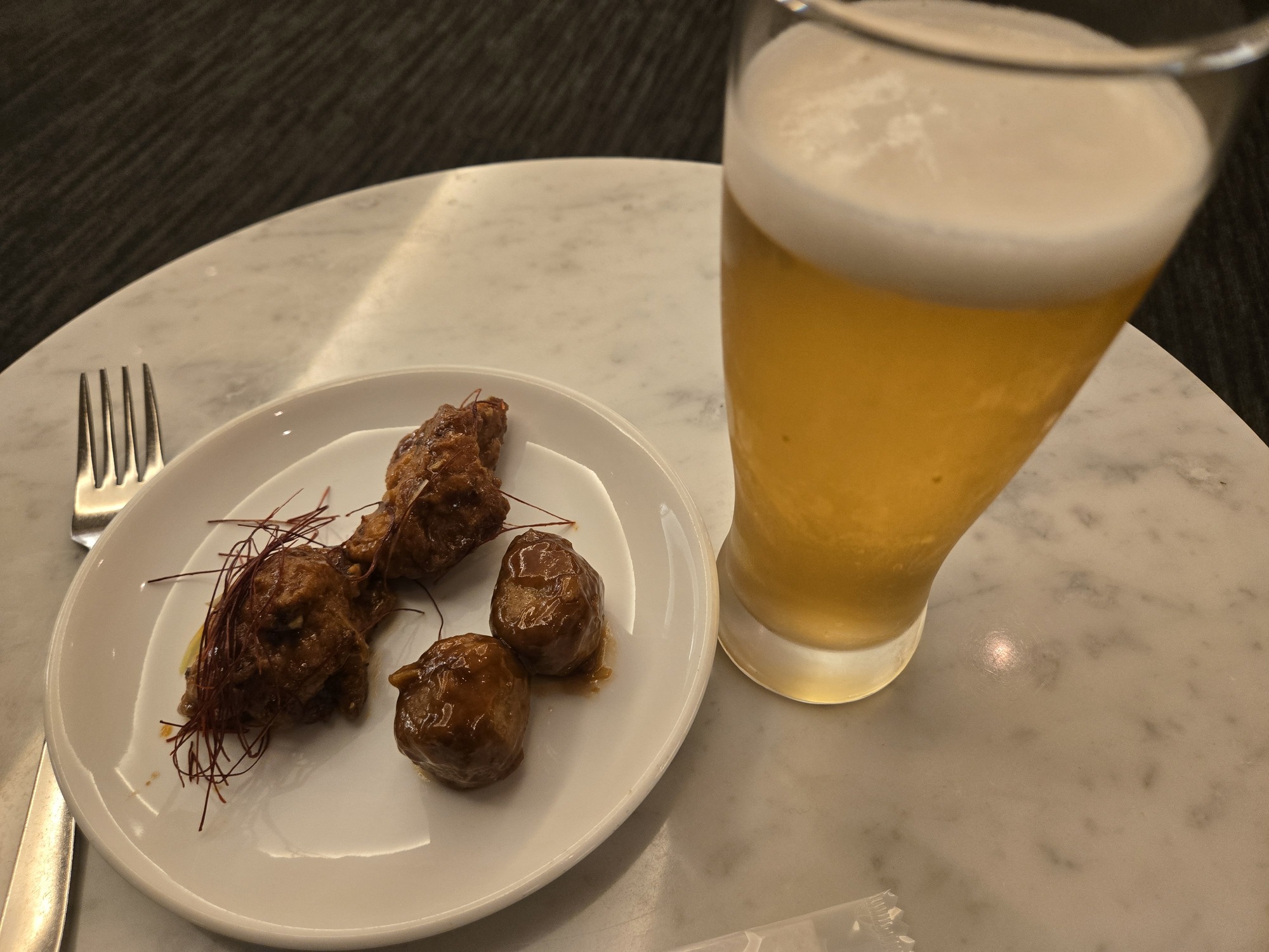 ラウンジの軽食とビール