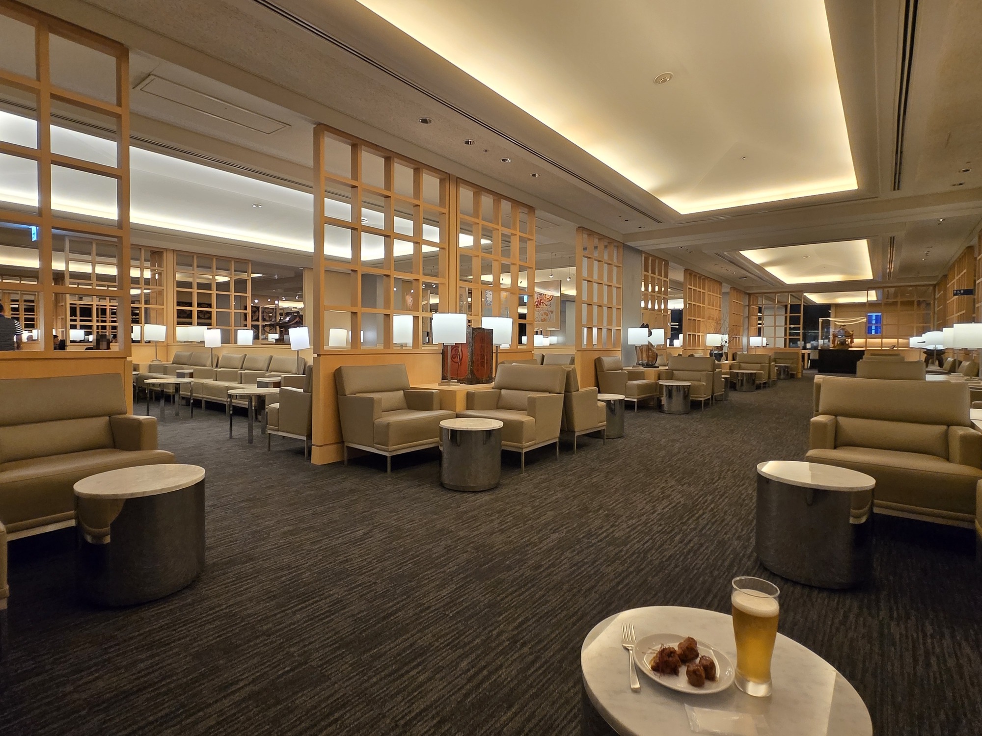 広々としたラウンジの内部