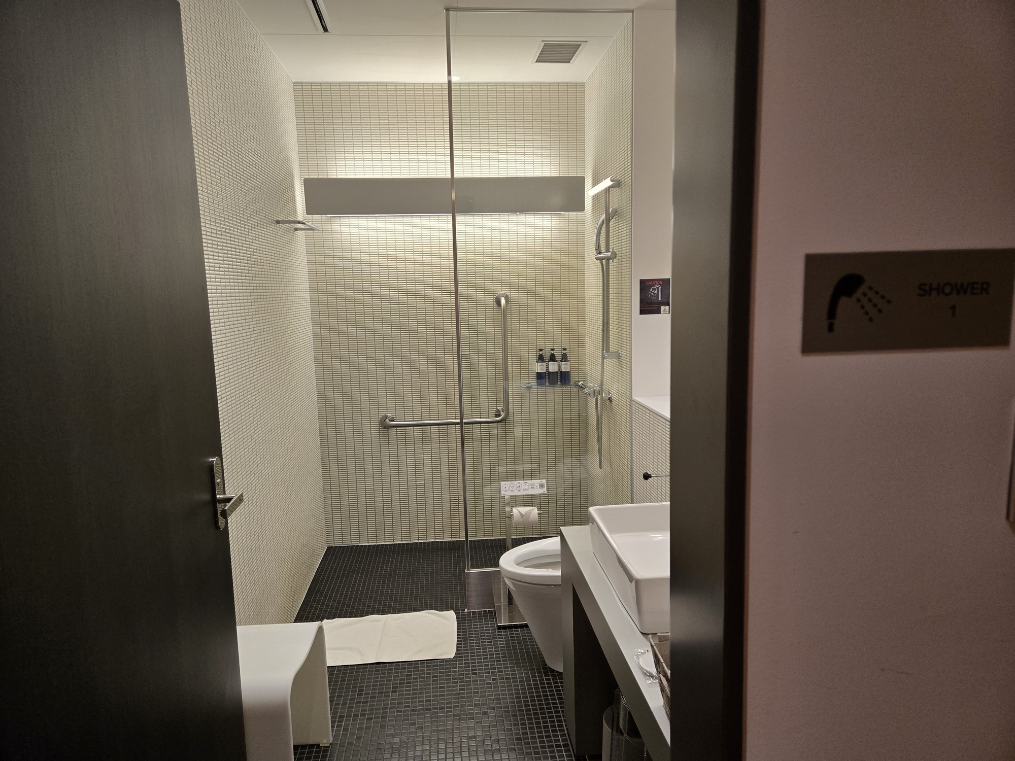 ラウンジのシャワールーム