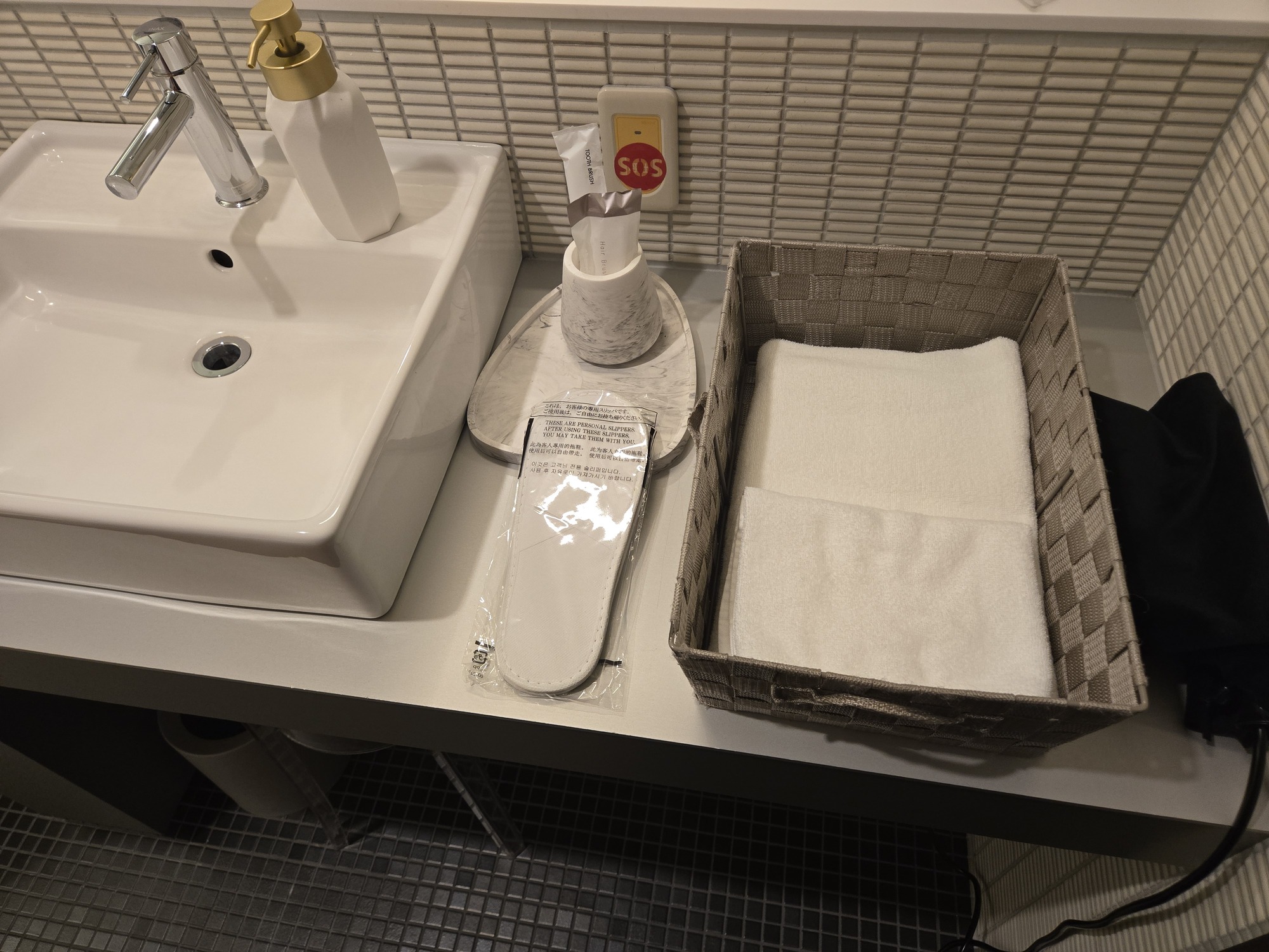 ラウンジの洗面台とアメニティ