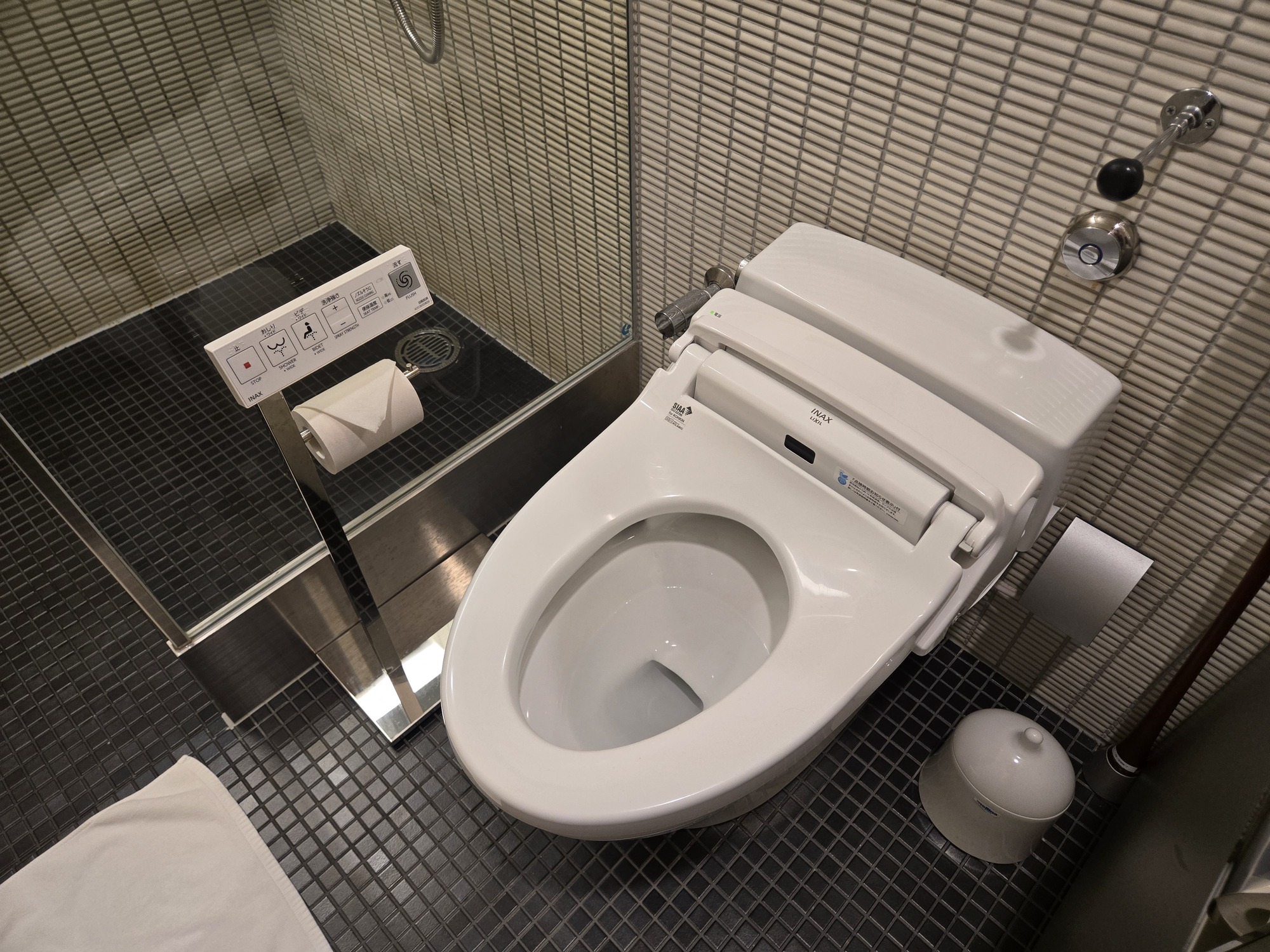 ラウンジのトイレ設備