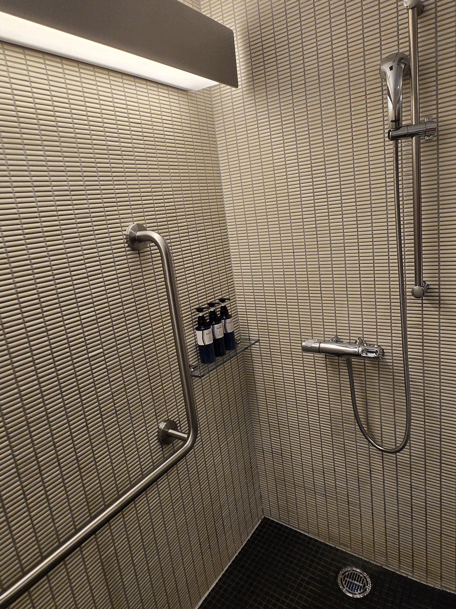 ラウンジのシャワールーム