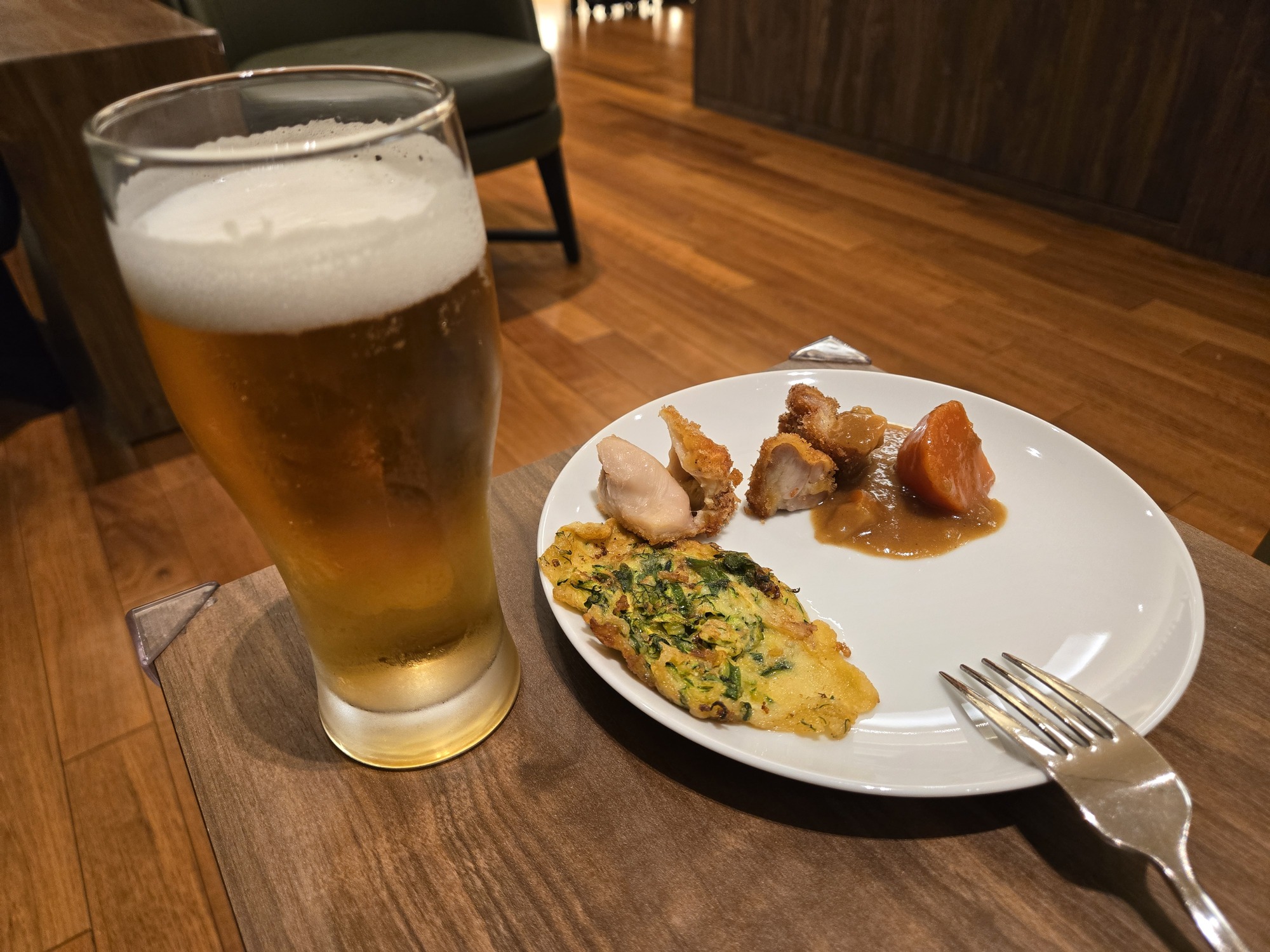 ラウンジのビールと軽食