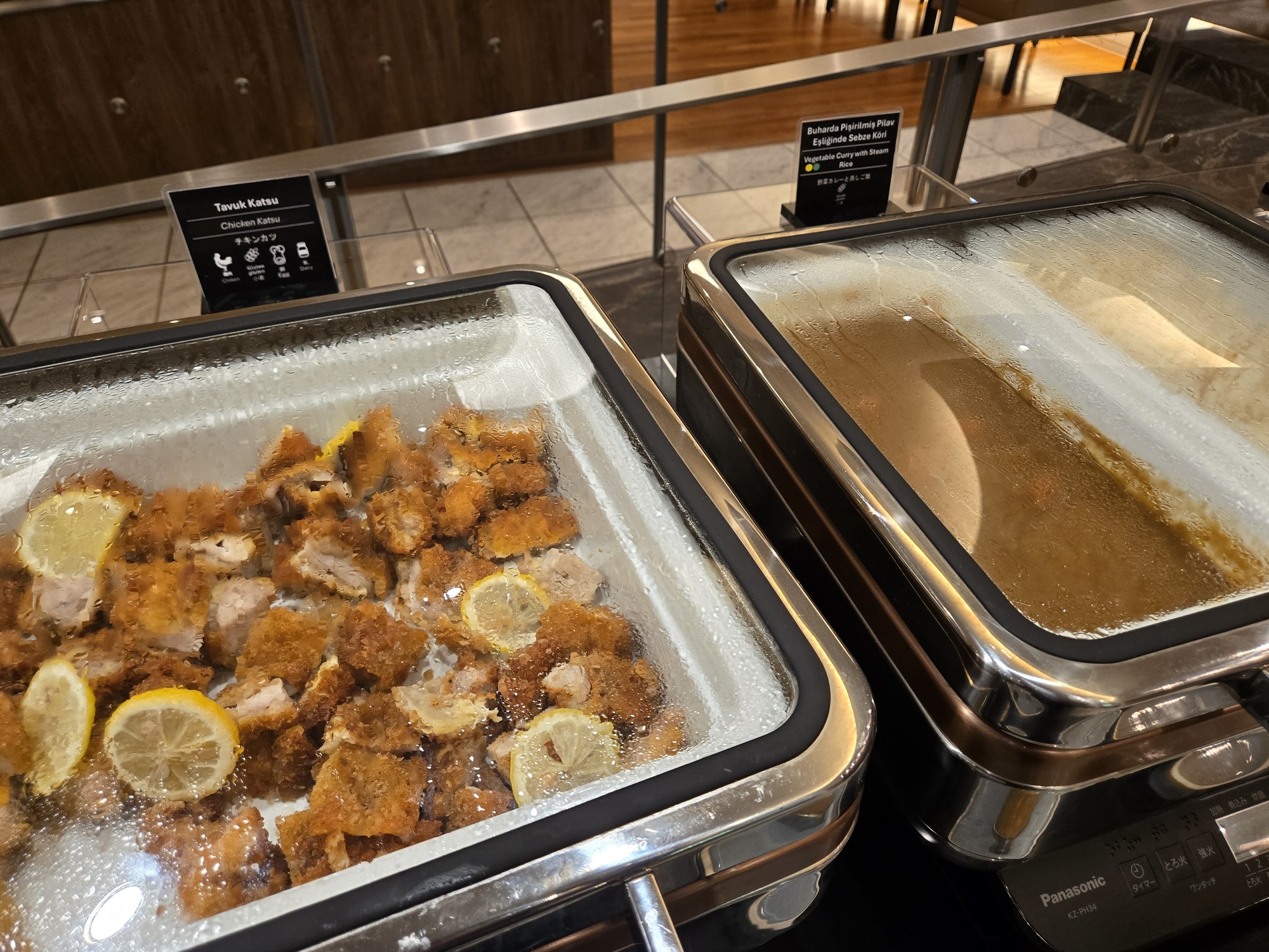 ラウンジのチキンカツとスープ