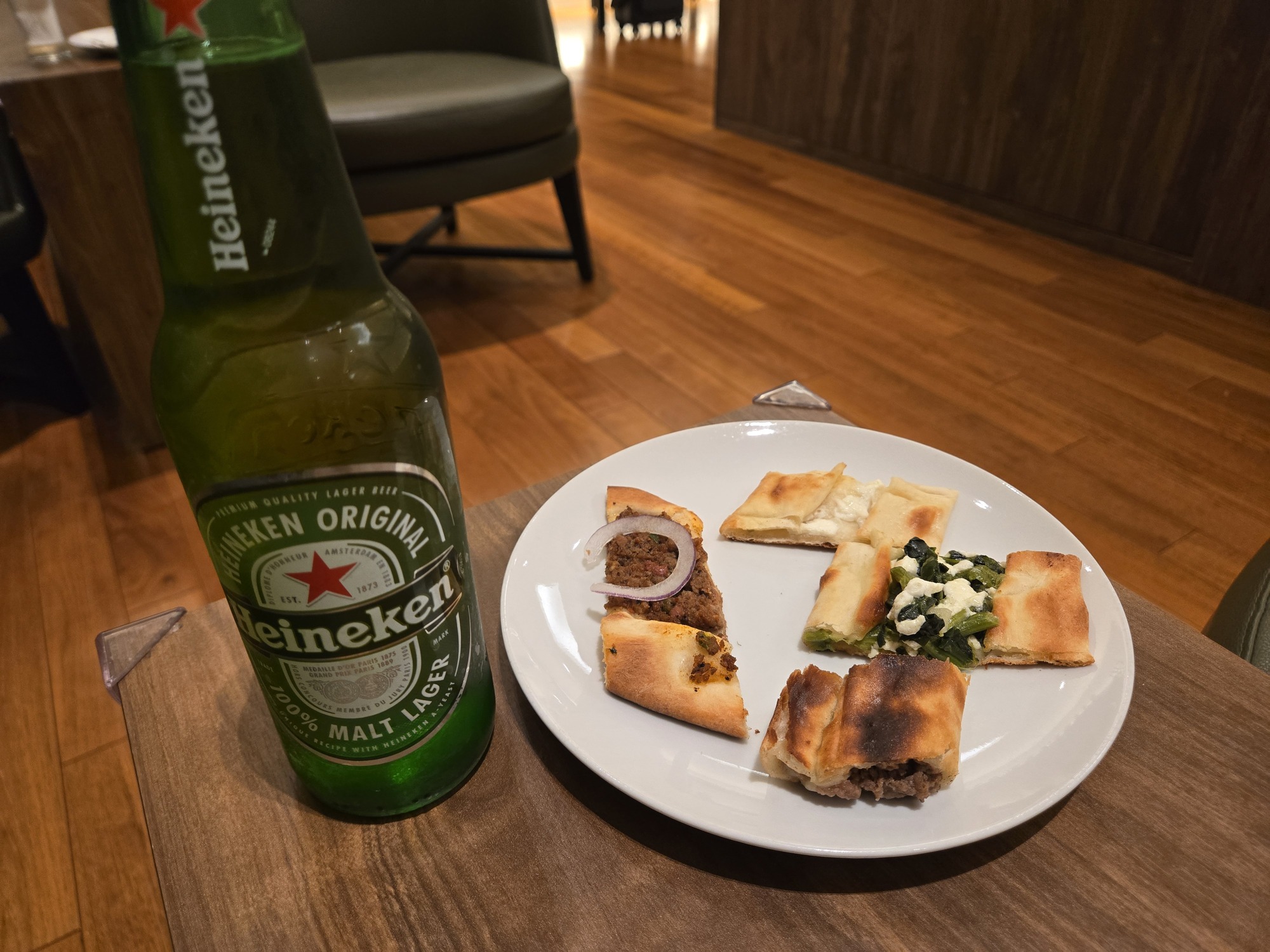 ラウンジでの軽食とビール