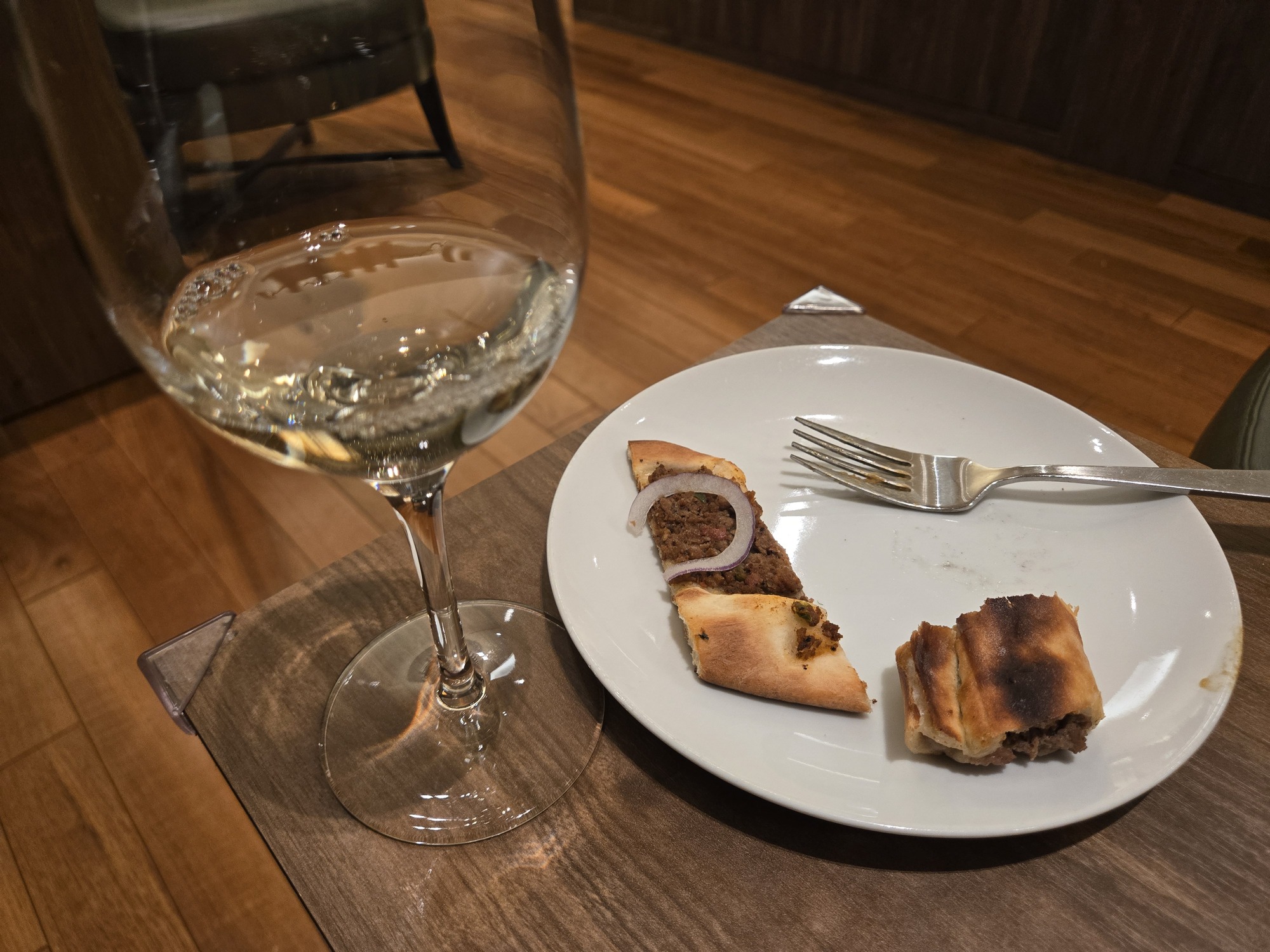 ラウンジの軽食と白ワイン