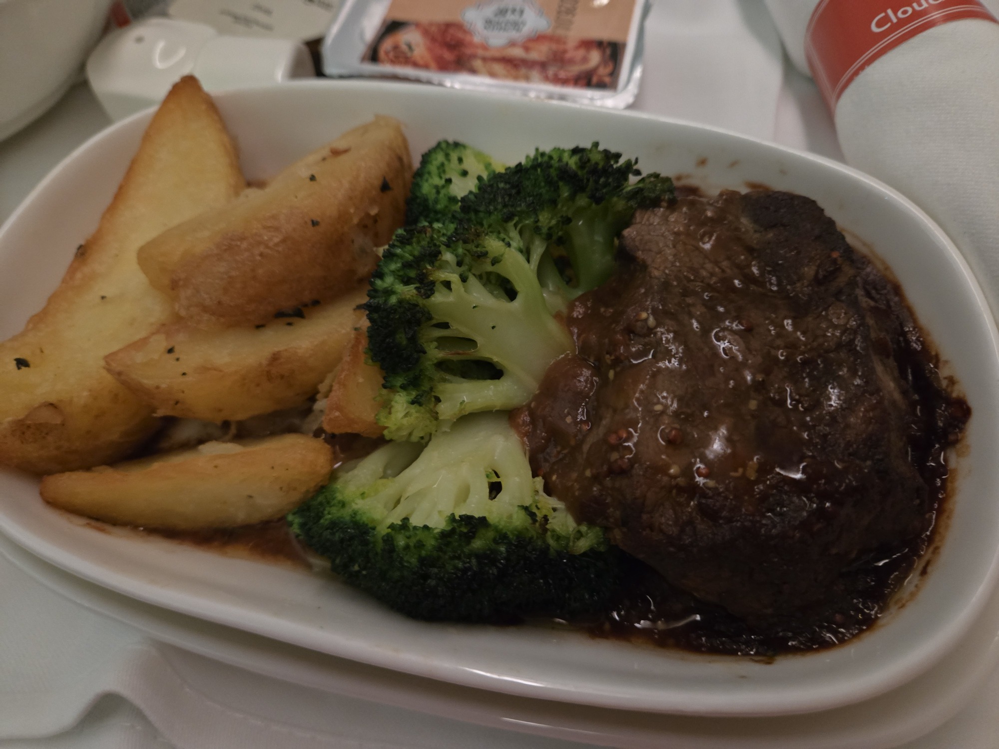 エチオピア航空の機内食、牛ヒレ肉とブロッコリー