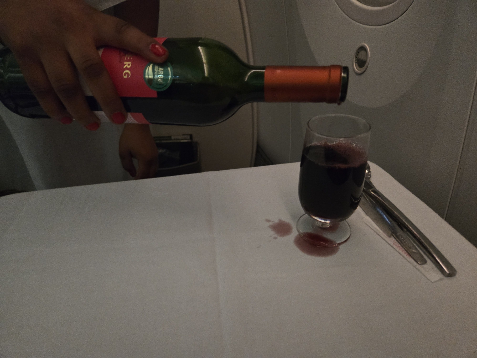 赤ワインを注ぐ様子