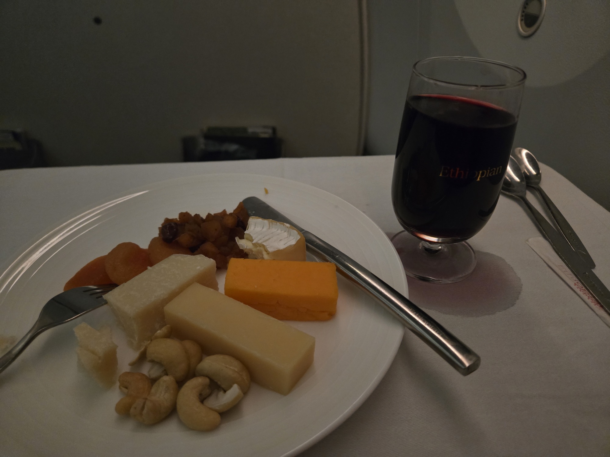 チーズプレートと赤ワイン