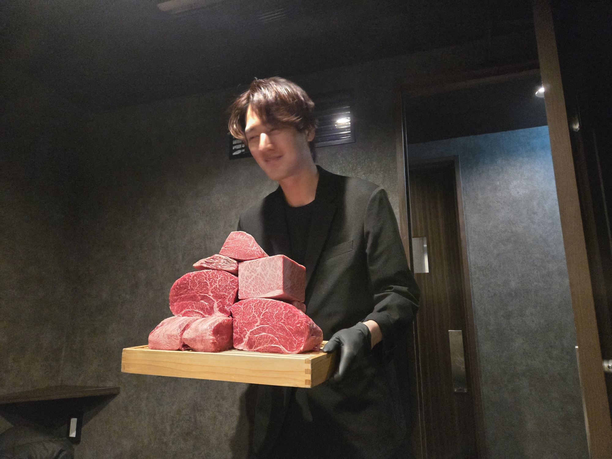 スタッフが肉盛りを運んでいる様子