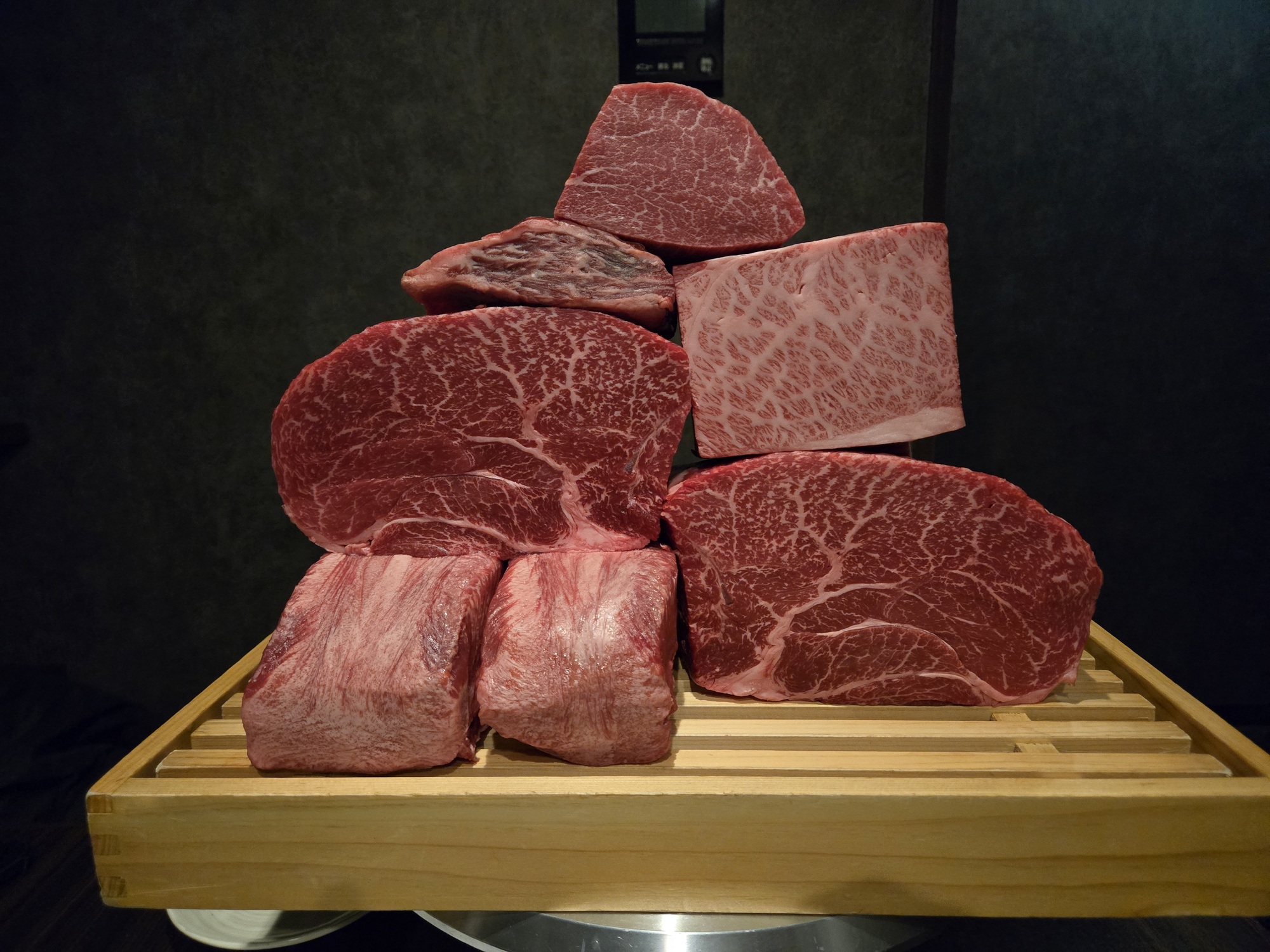 豪華な肉盛りのプレート