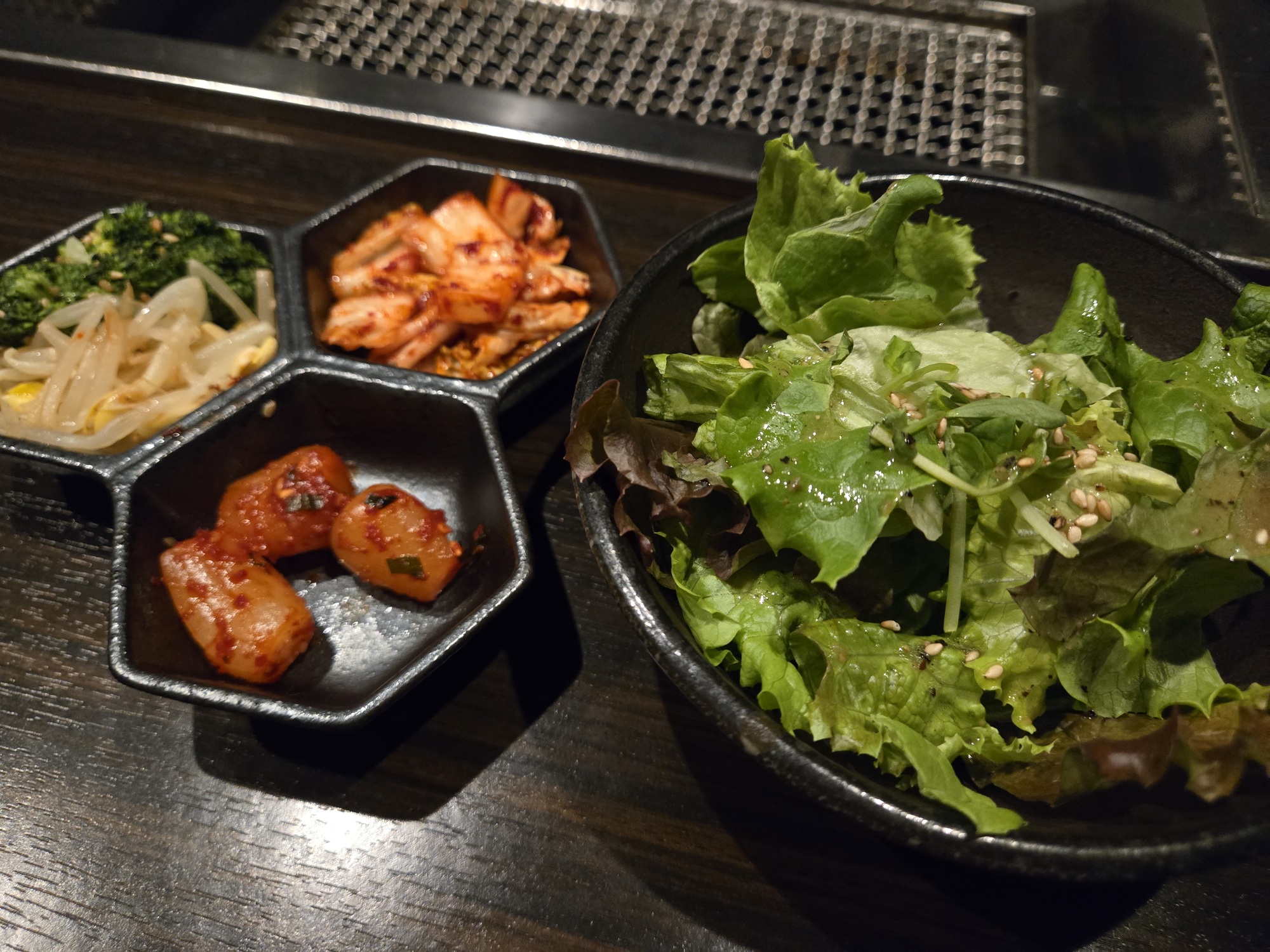 サラダとキムチ、ナムルの盛り合わせ