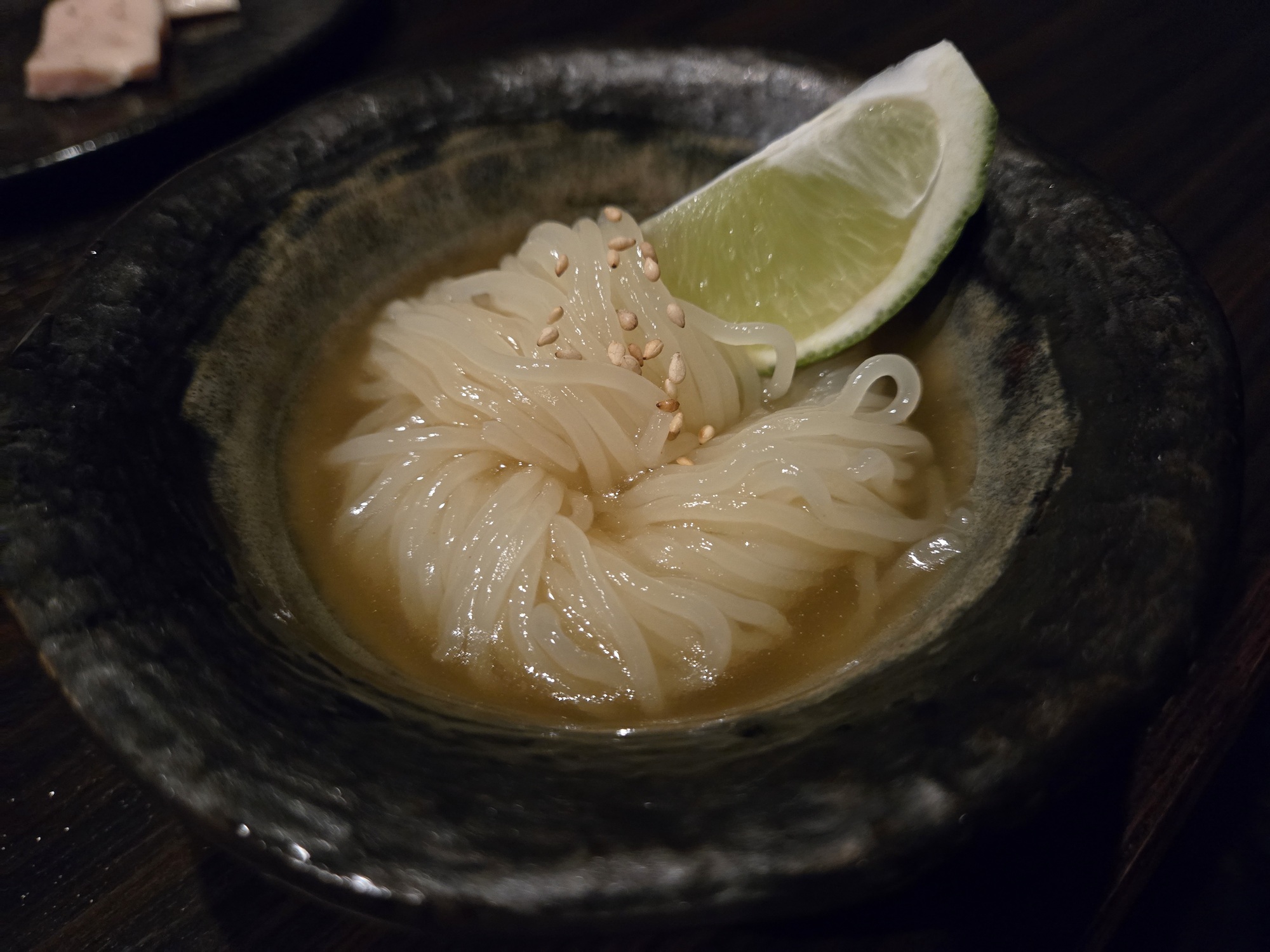 ライムが添えられた冷麺