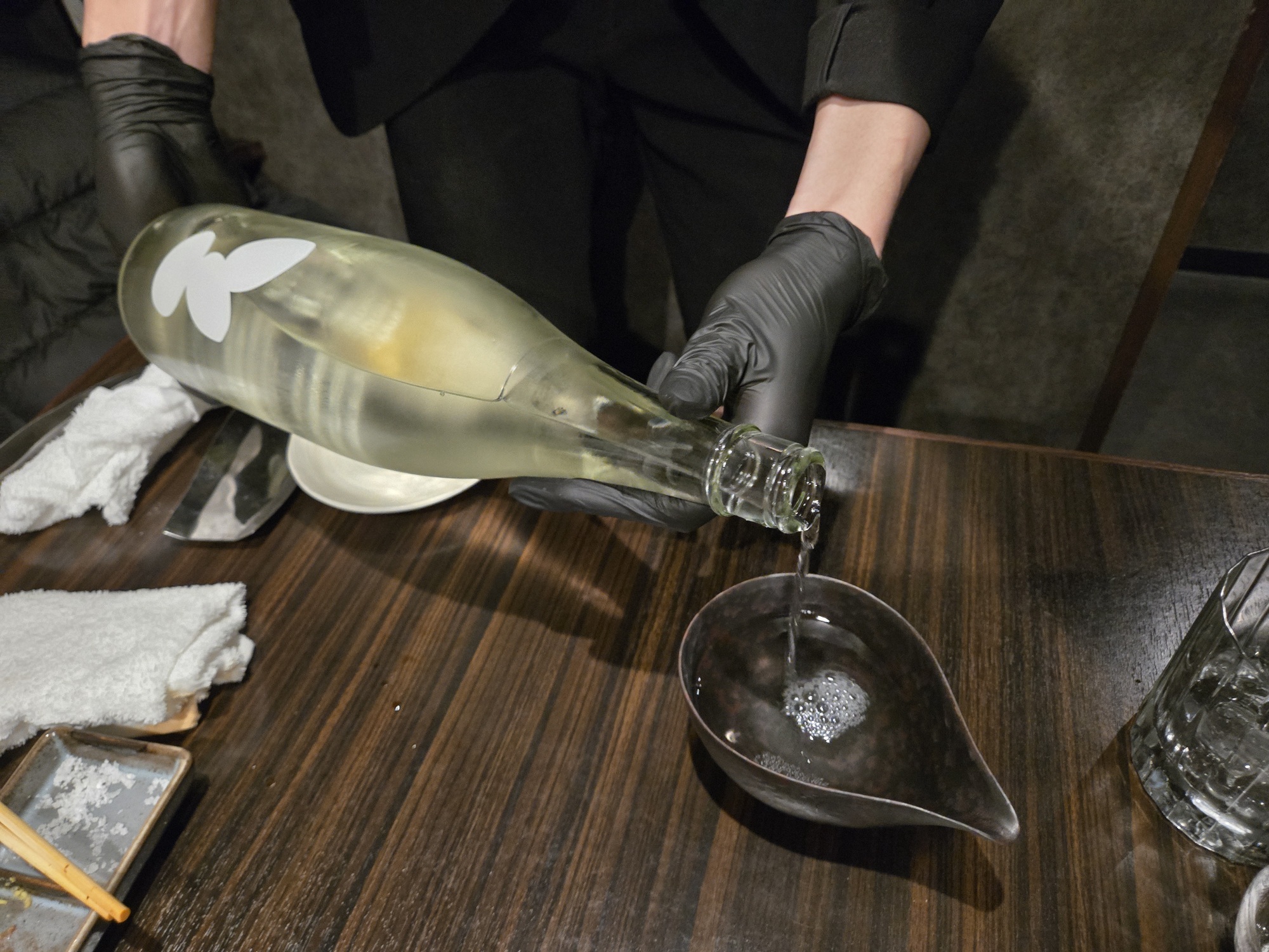 スタッフが日本酒を注ぐ様子