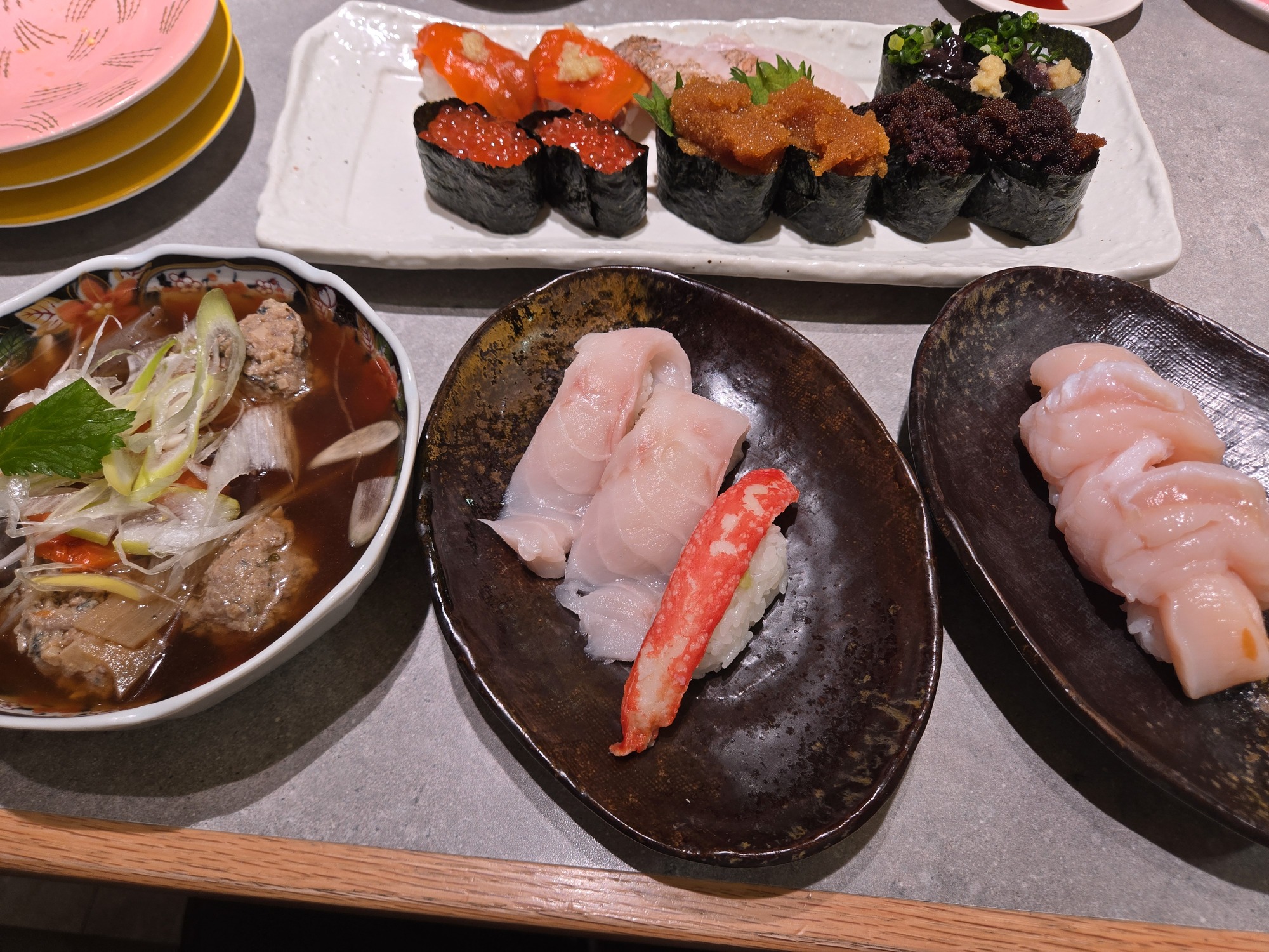 お寿司の盛り合わせと汁もの