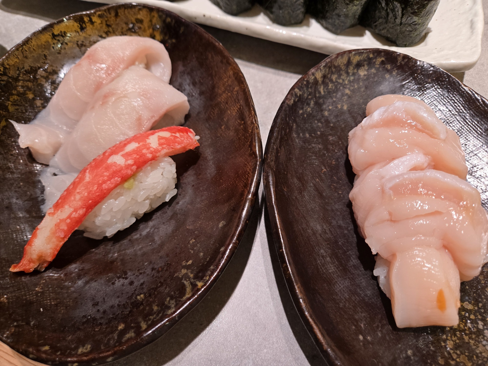 生ホタテとカニの握り寿司