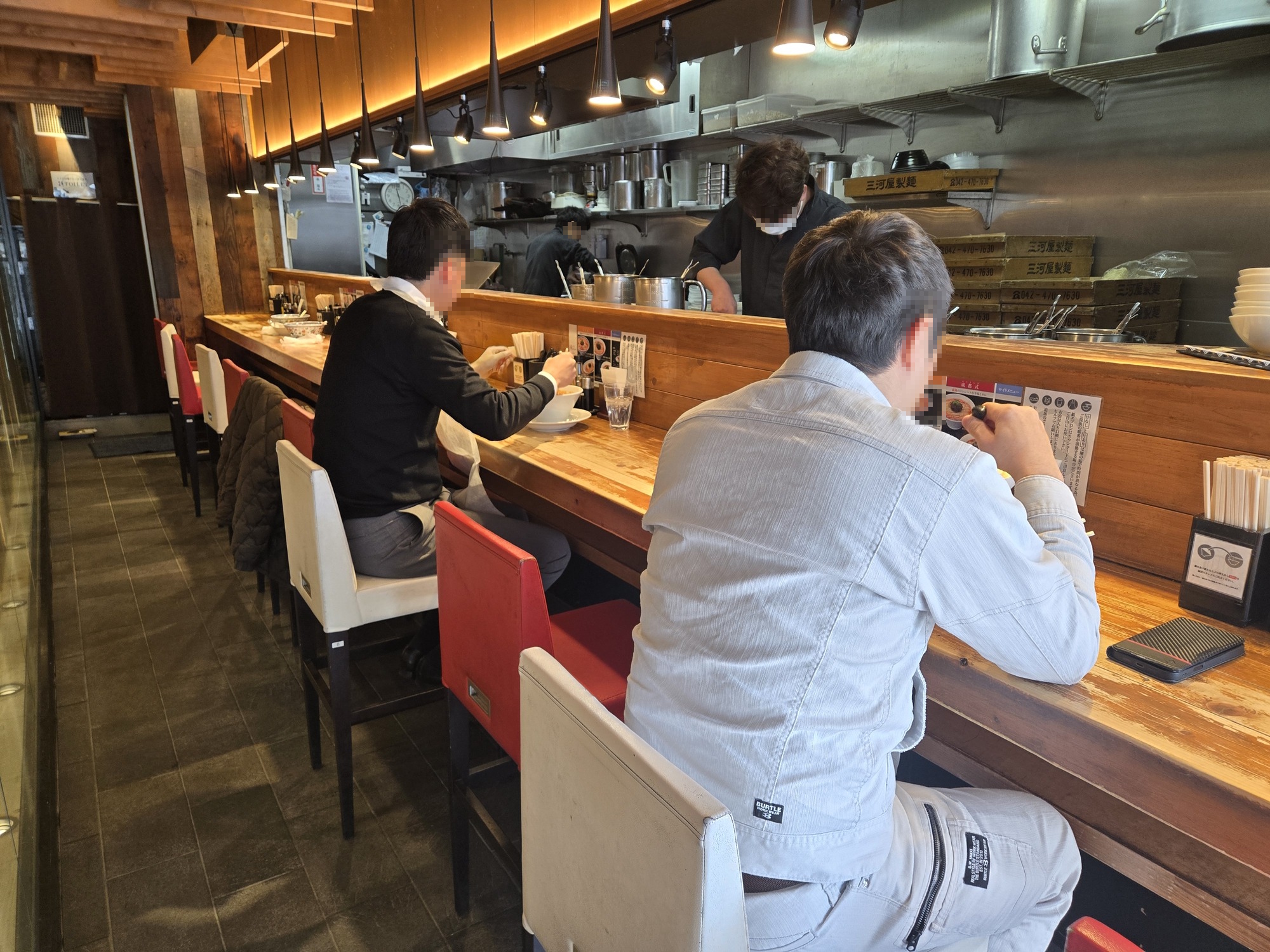 神田小川町 成都正宗担々麺つじ田 店内のカウンター席