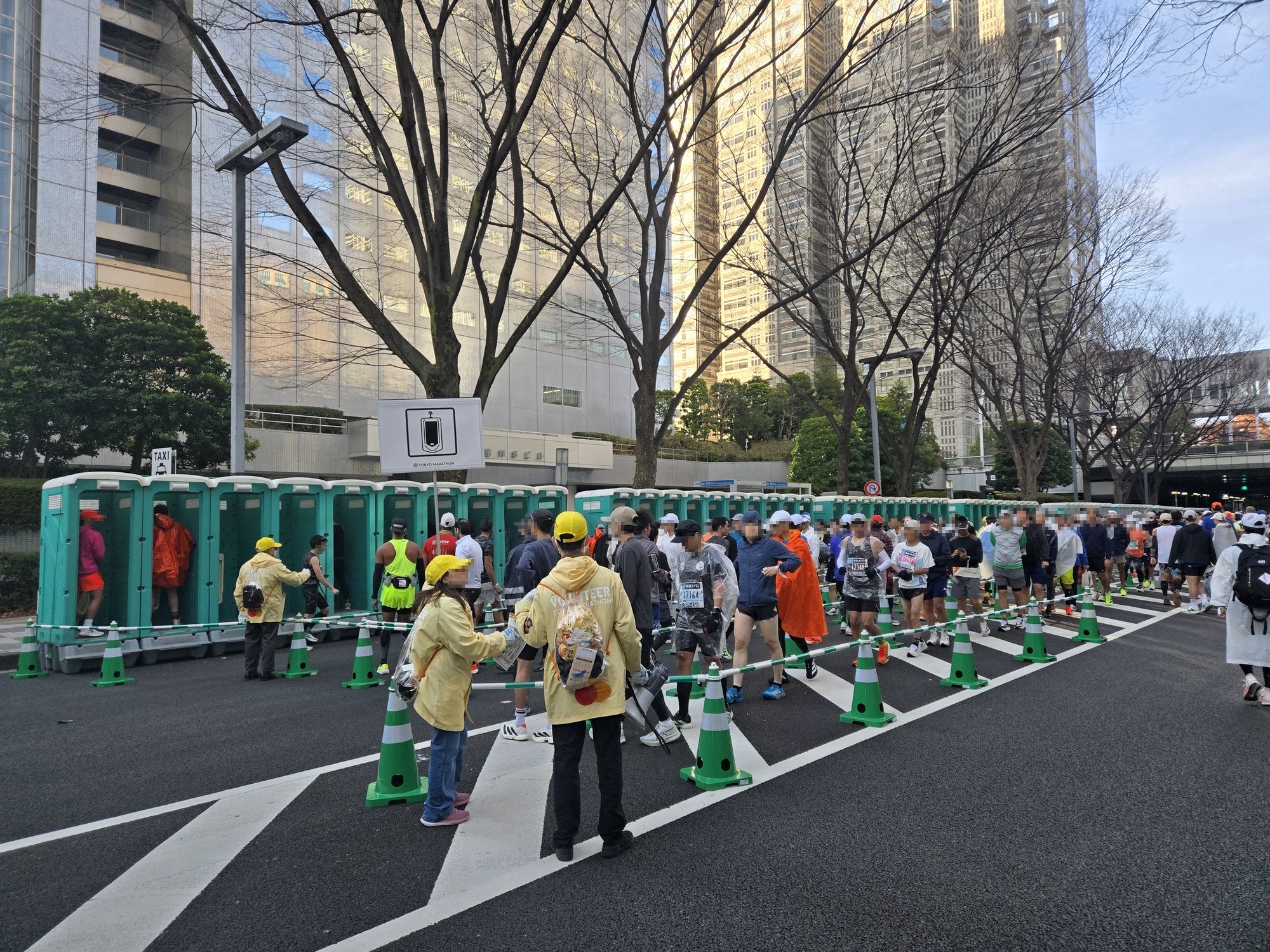 東京マラソンのスタートGate内の大行列のトイレ。