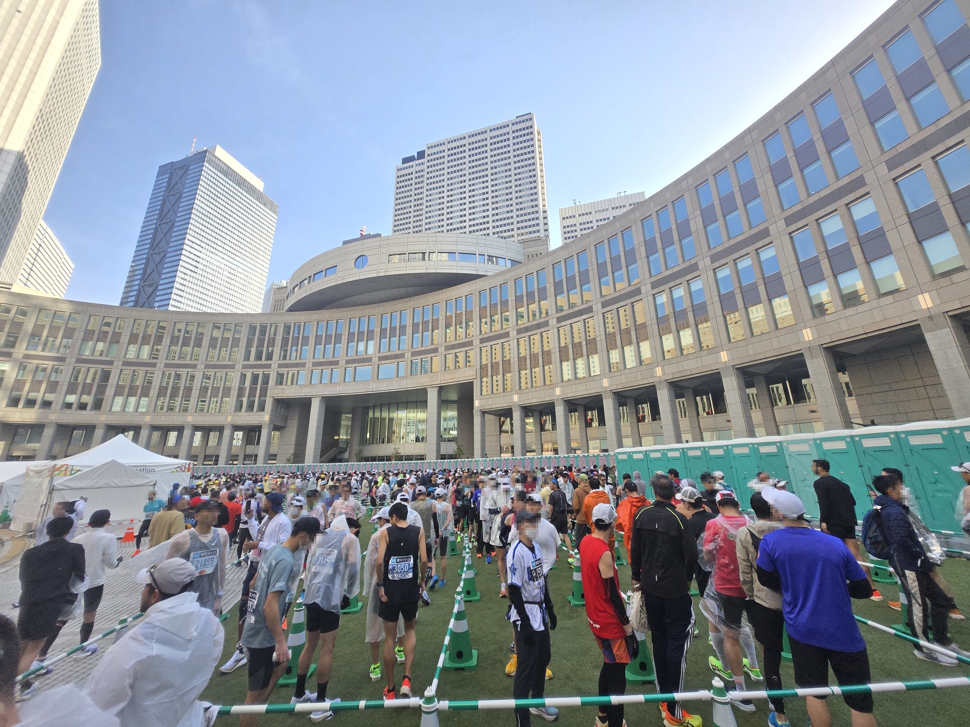 東京マラソンのスタートGate内の大行列のトイレ。