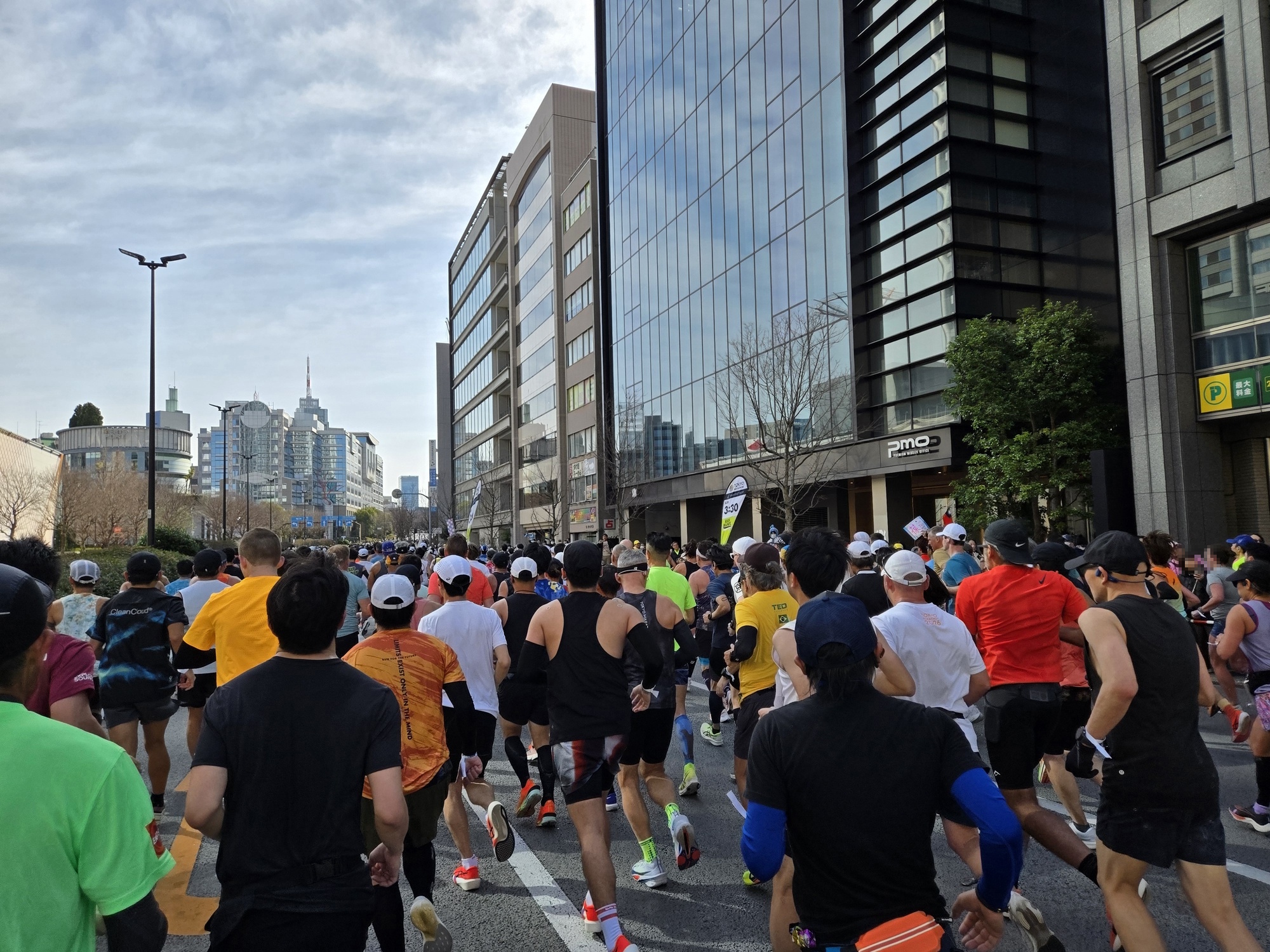 水道橋付近を走る東京マラソンのランナー集団