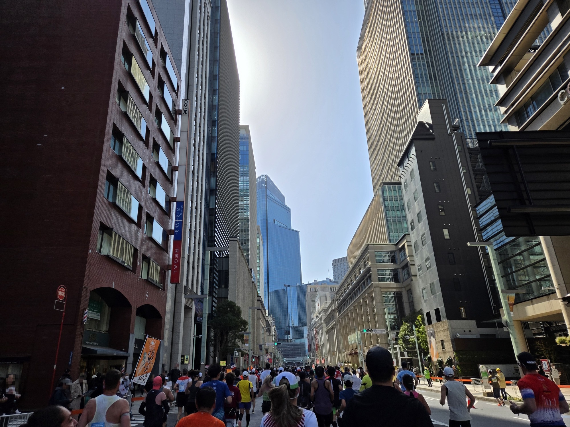 三越前 中央通りを走るランナー