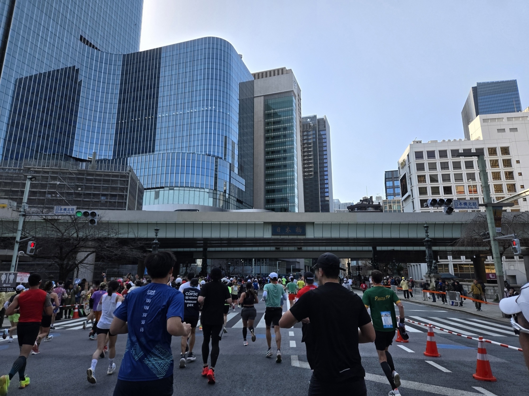 日本橋を走って渡るランナー